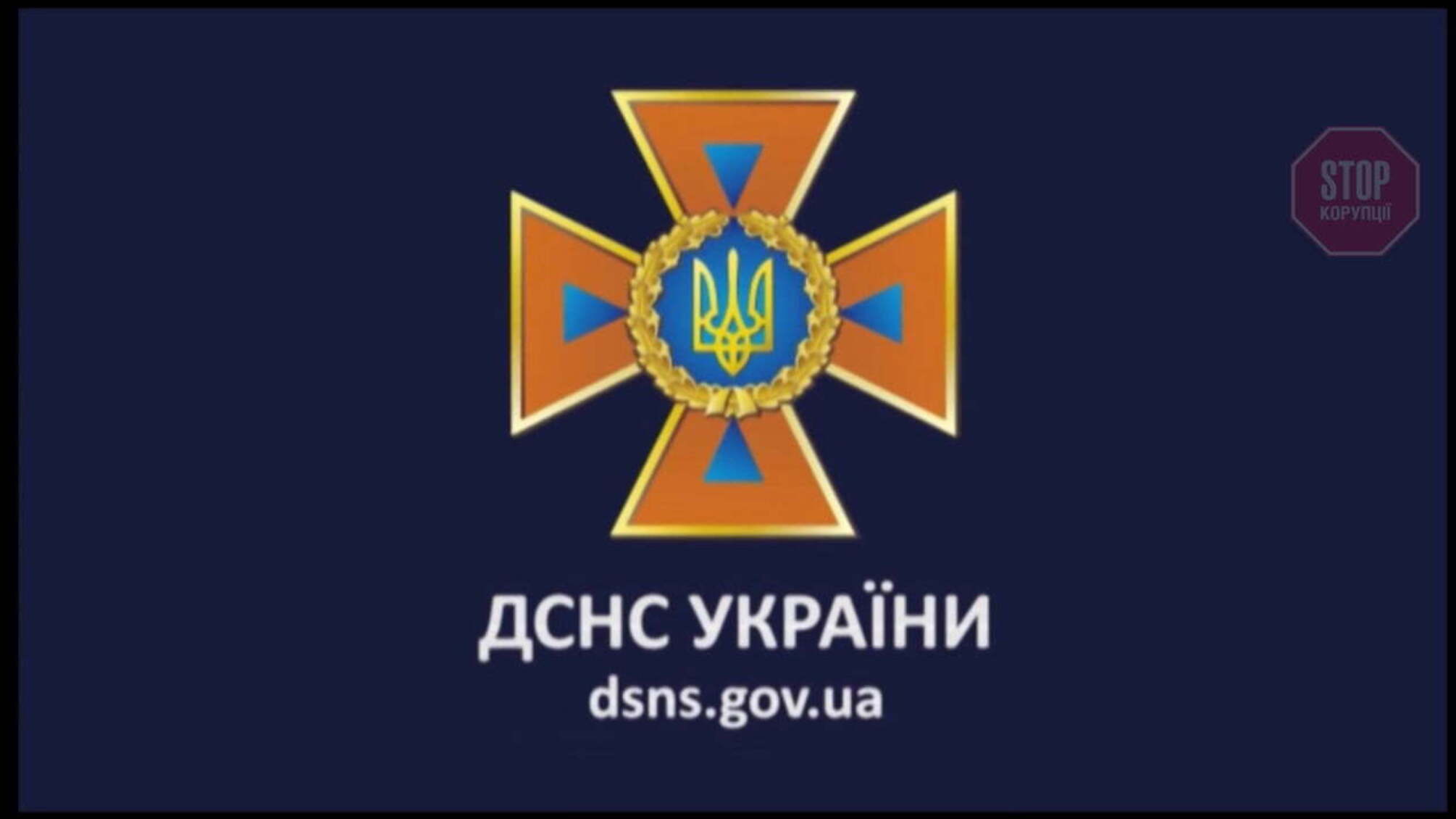 У Житомирі хлопець застряг між трубою та стіною у багатоповерхівці