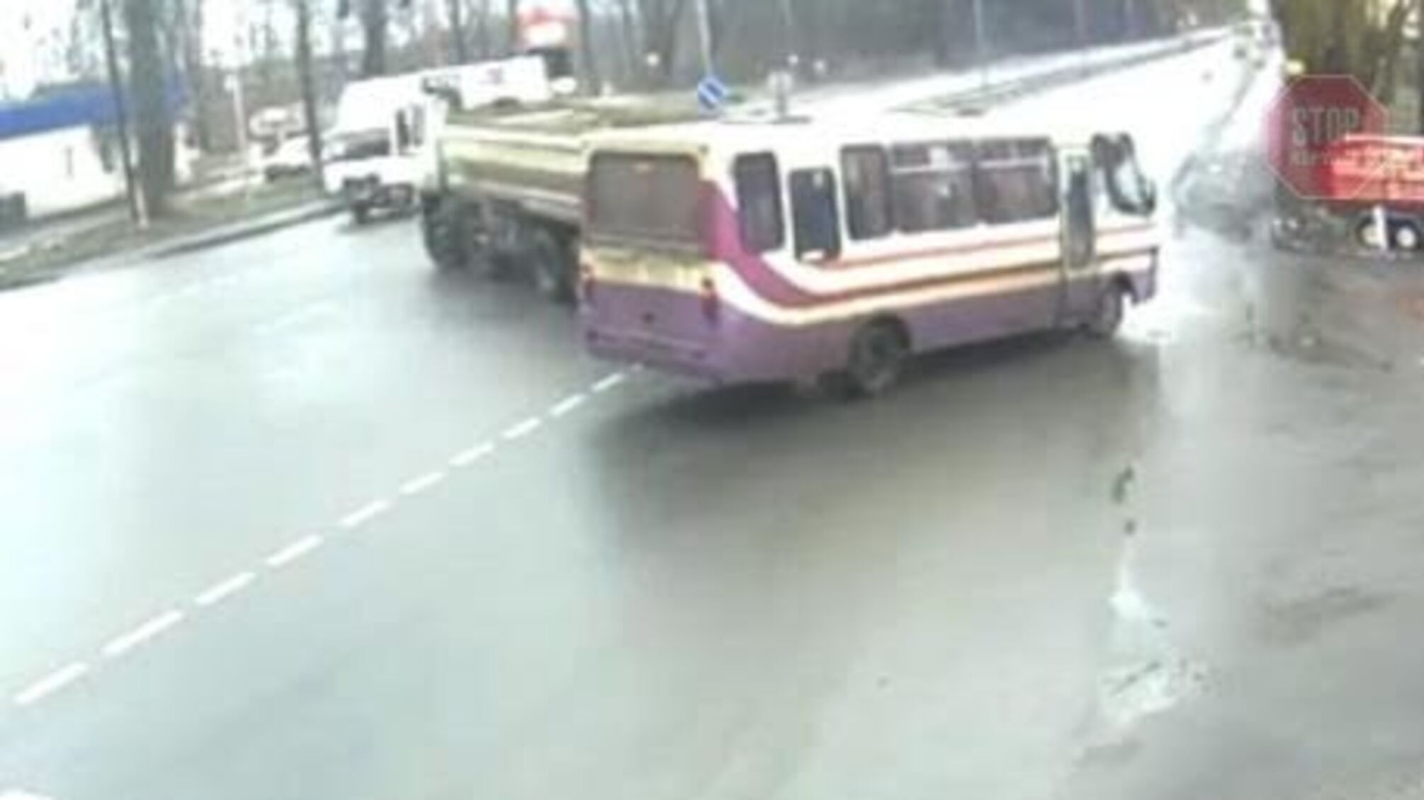У Вінниці автобус зіткнувся з вантажівкою (фото)