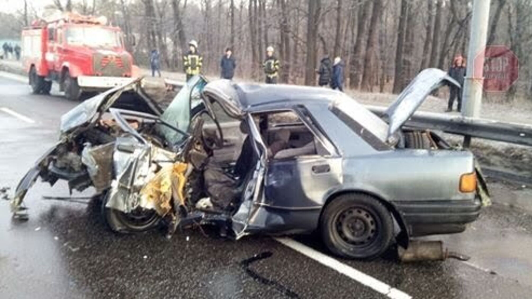 Смертельна ДТП в Києві: водія діставали рятувальники (фото)