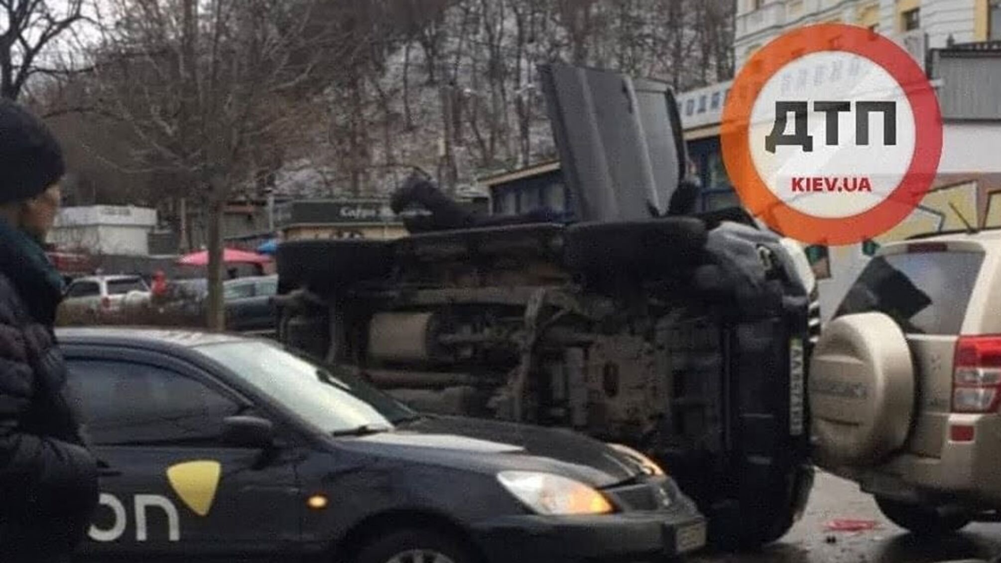 Протаранив таксі на перекинувся: подробиці ДТП з постраждалими у столиці (фото)