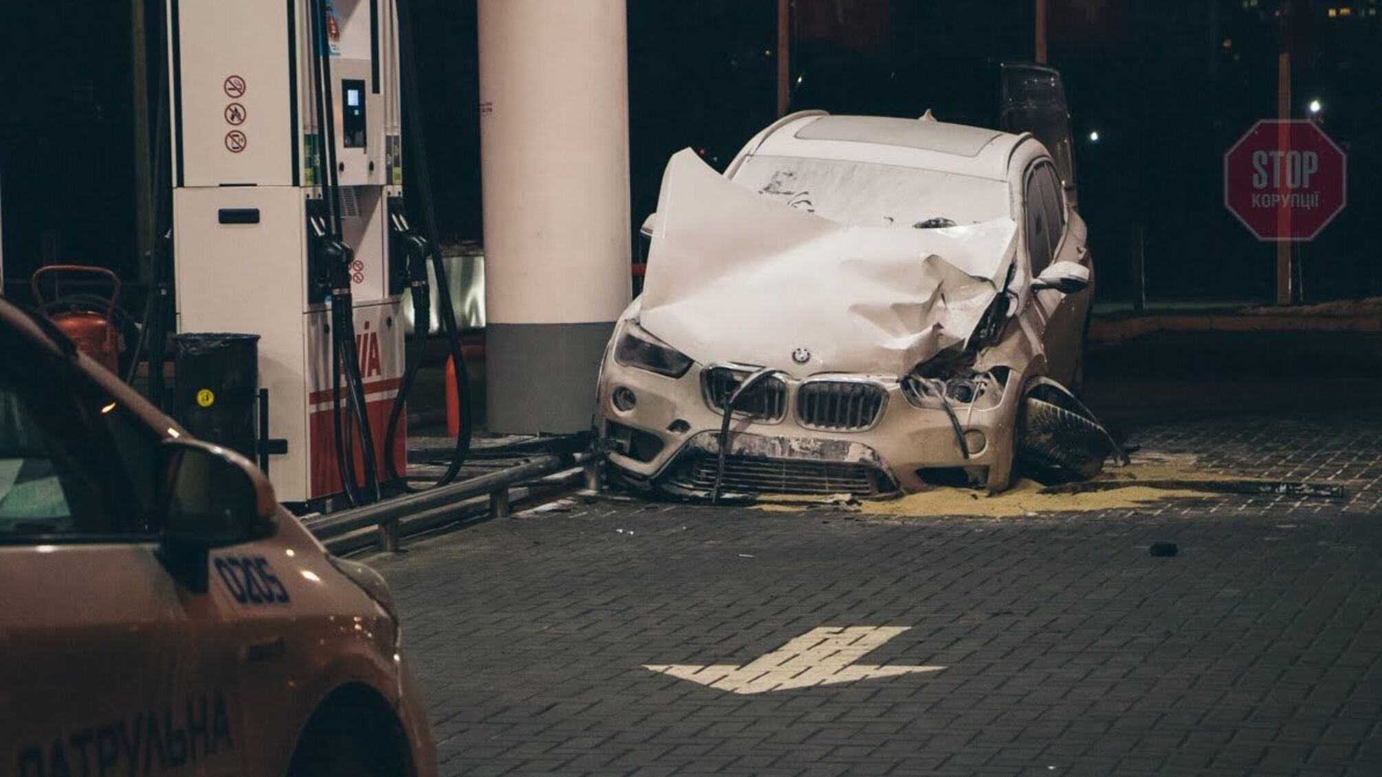 Водій BMW влетів у заправку в столиці (фото)