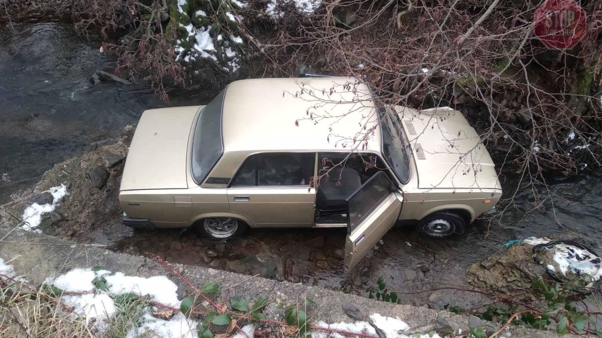 Злетіла з дороги в річку: подробиці моторошного ДТП на Закарпатті