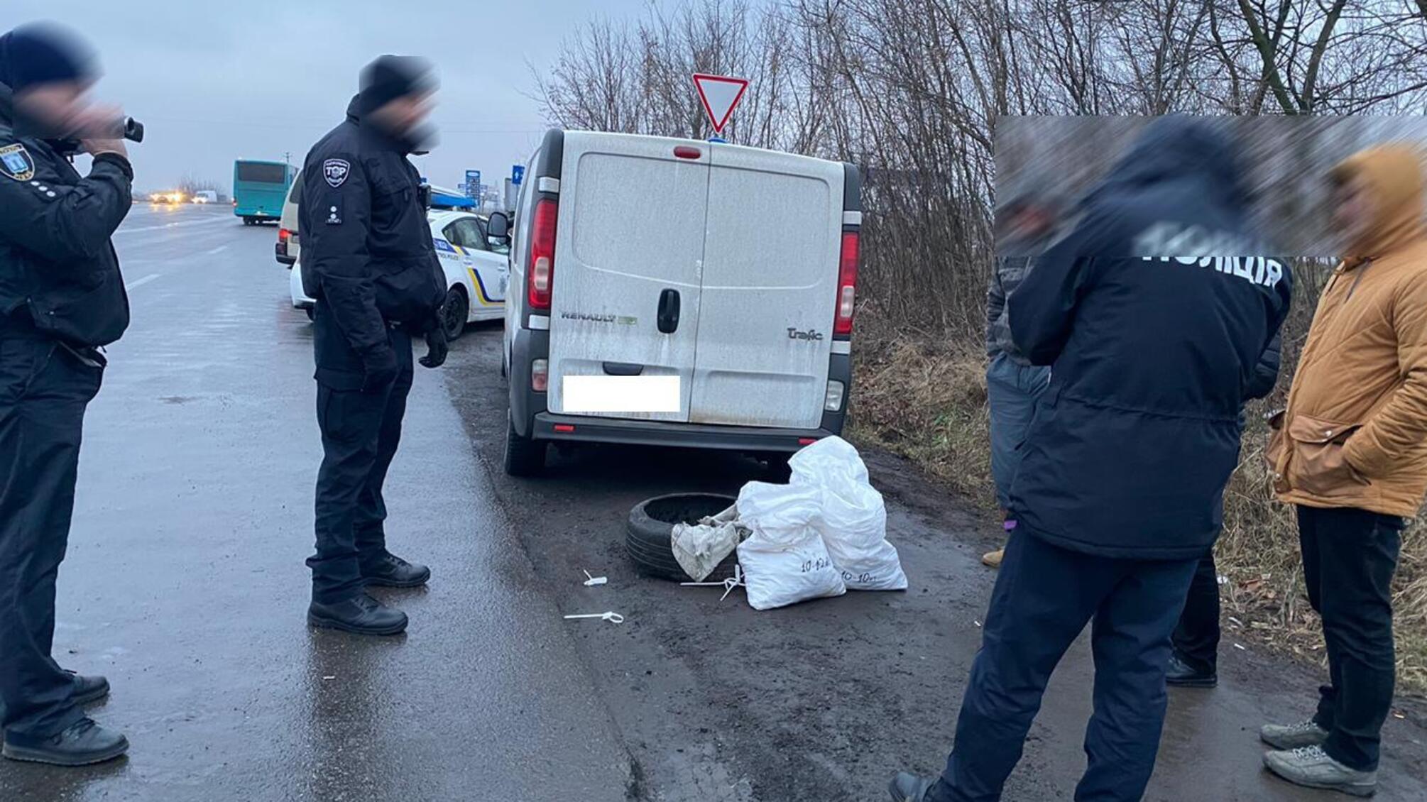 На Рівненщині поліцейські викрили голову сільради на незаконному перевезенні 30 кілограмів бурштину