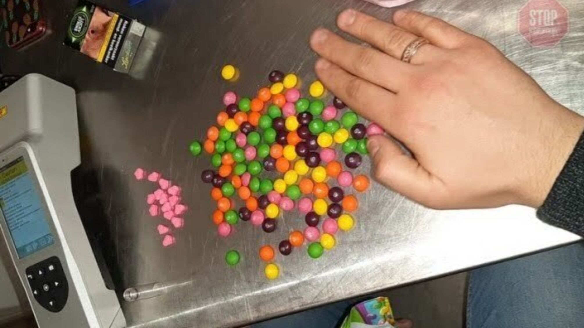 Солодощі з наркотиками: у 'Борисполі' затримали українку з партією екстазі (фото)