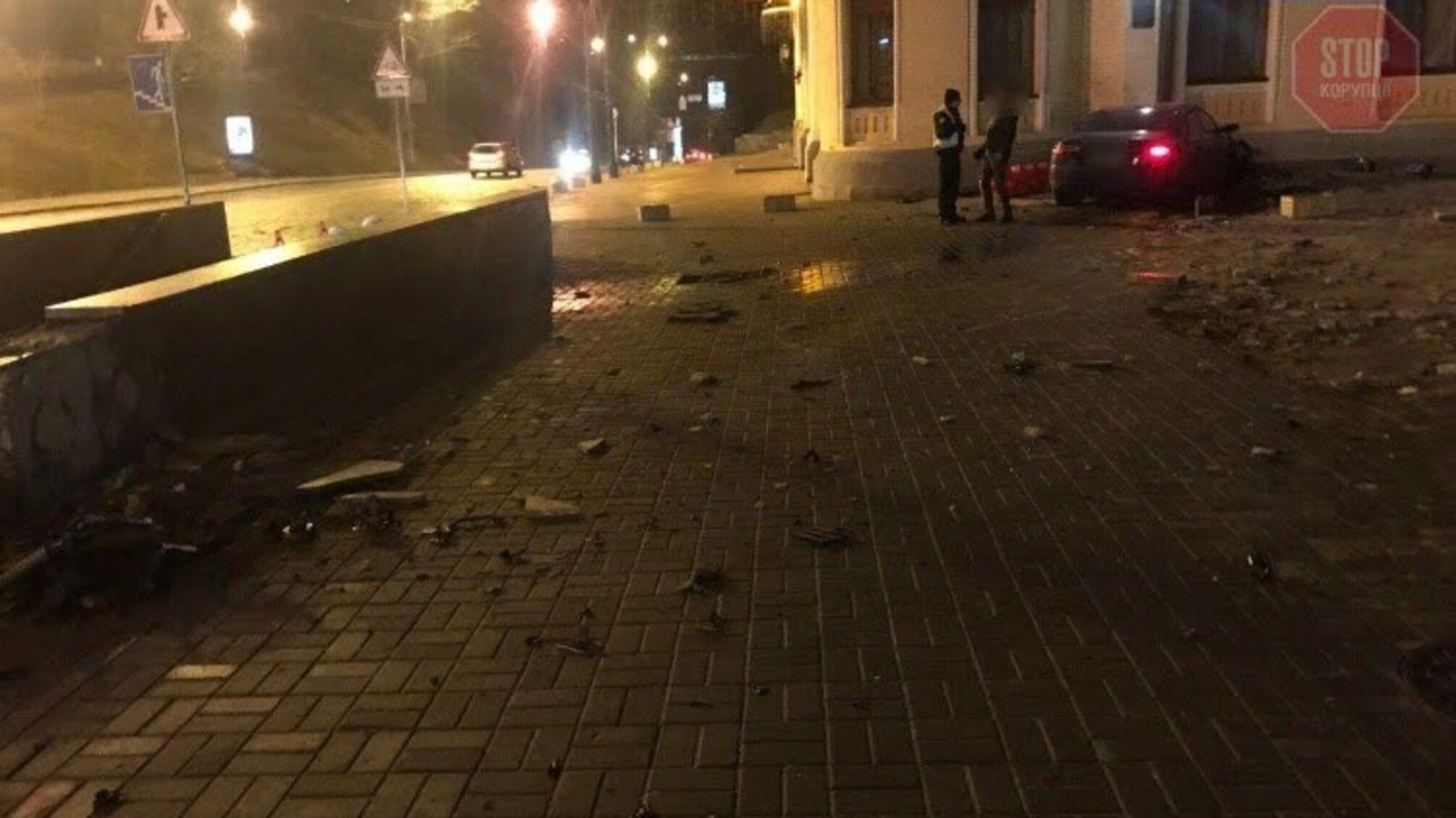 Нетверезий водій без посвідчення протаранив будівлю філармонї у Києві (фото)