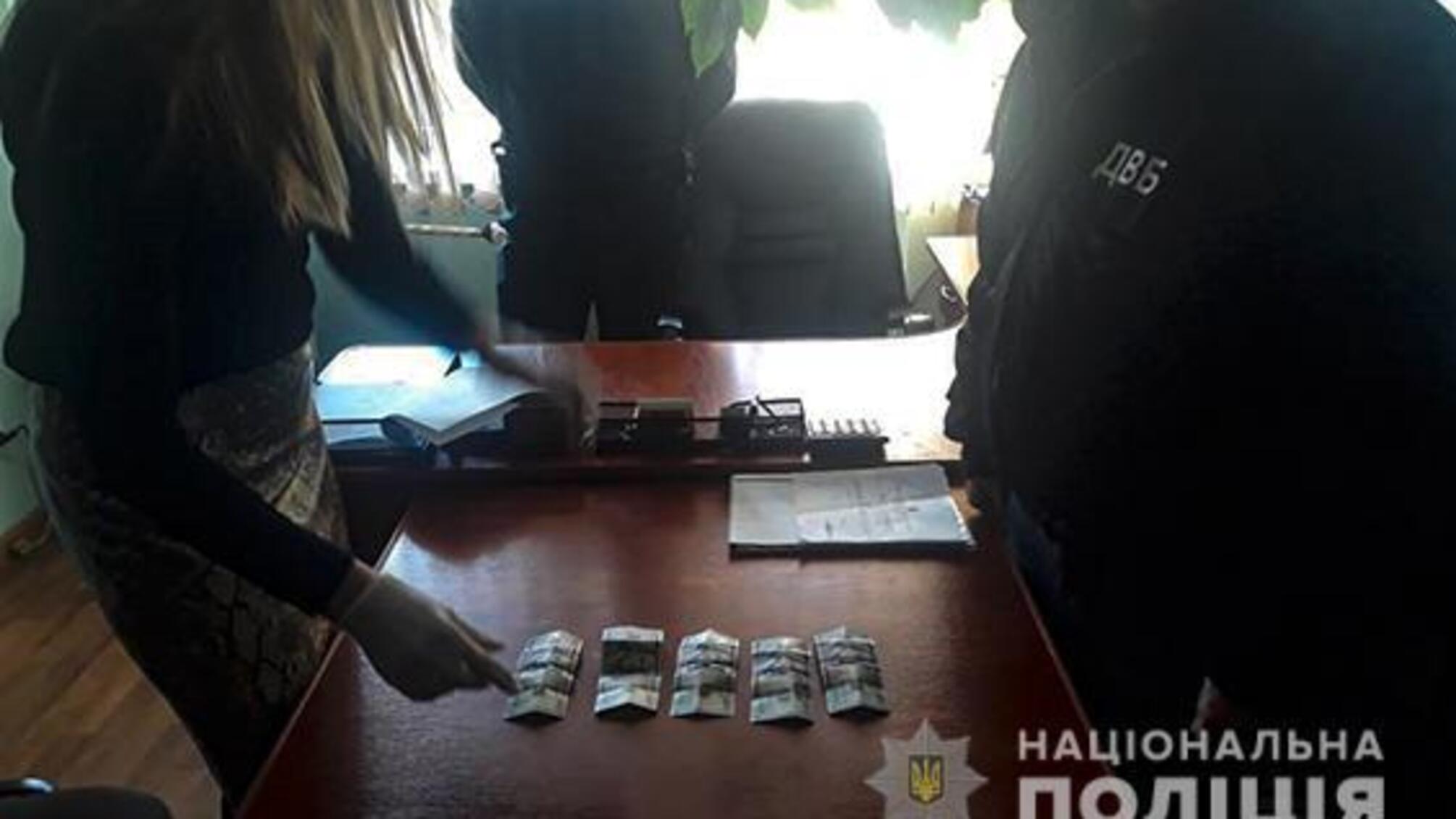 На Івано-Франківщині внутрішня безпека Нацполіції затримала зловмисника за пропозицію неправомірної вигоди поліцейському