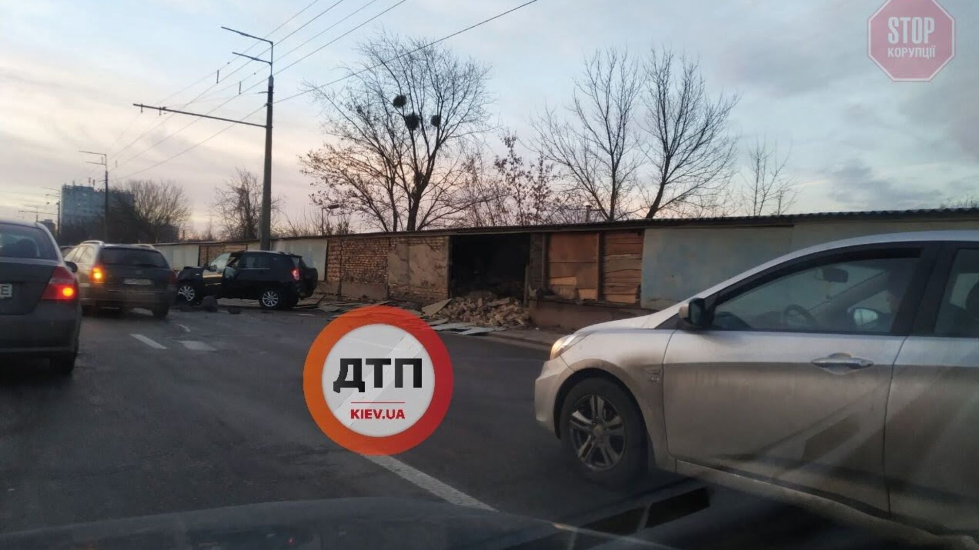 В столиці водій протаранив гараж