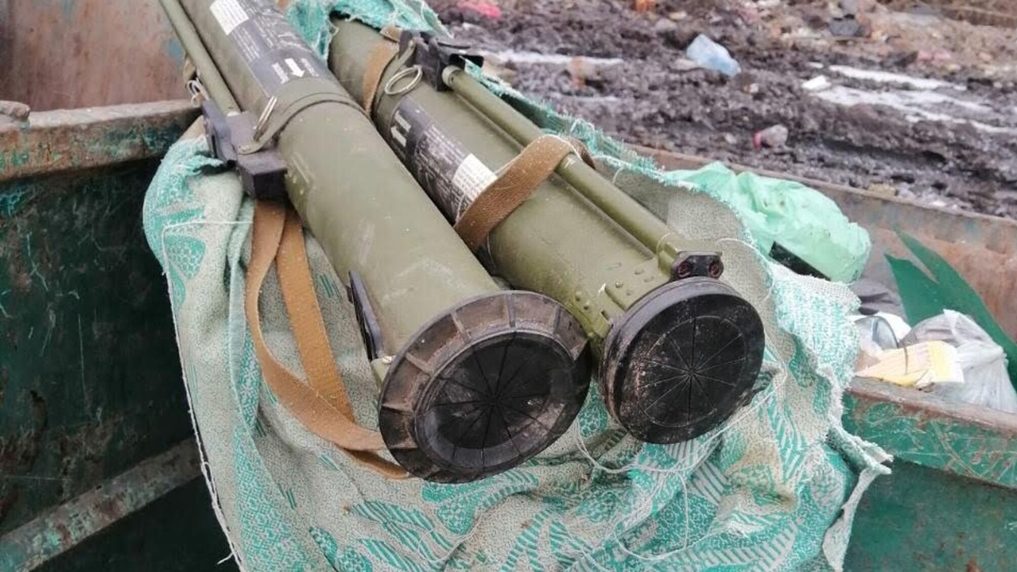 Вибухова знахідка на Житомирщині: перехожий побачив на смітнику гранатомет (фото)