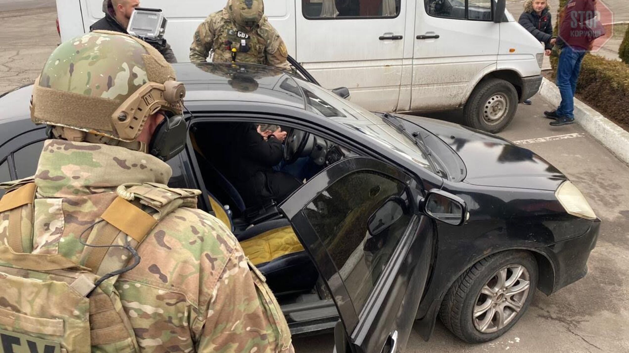 На Житомирщині затримали поліцейського, який вимагав хабар (фото)