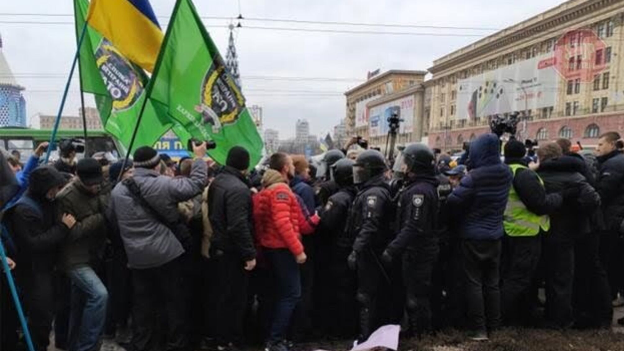 Проросійських активістів, які вишли на мітинг у Харкові, закидали яйцями (фото)