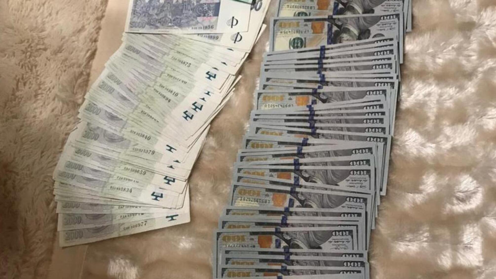 ДБР затримало працівника лісової охорони на хабарі 1250 доларів США