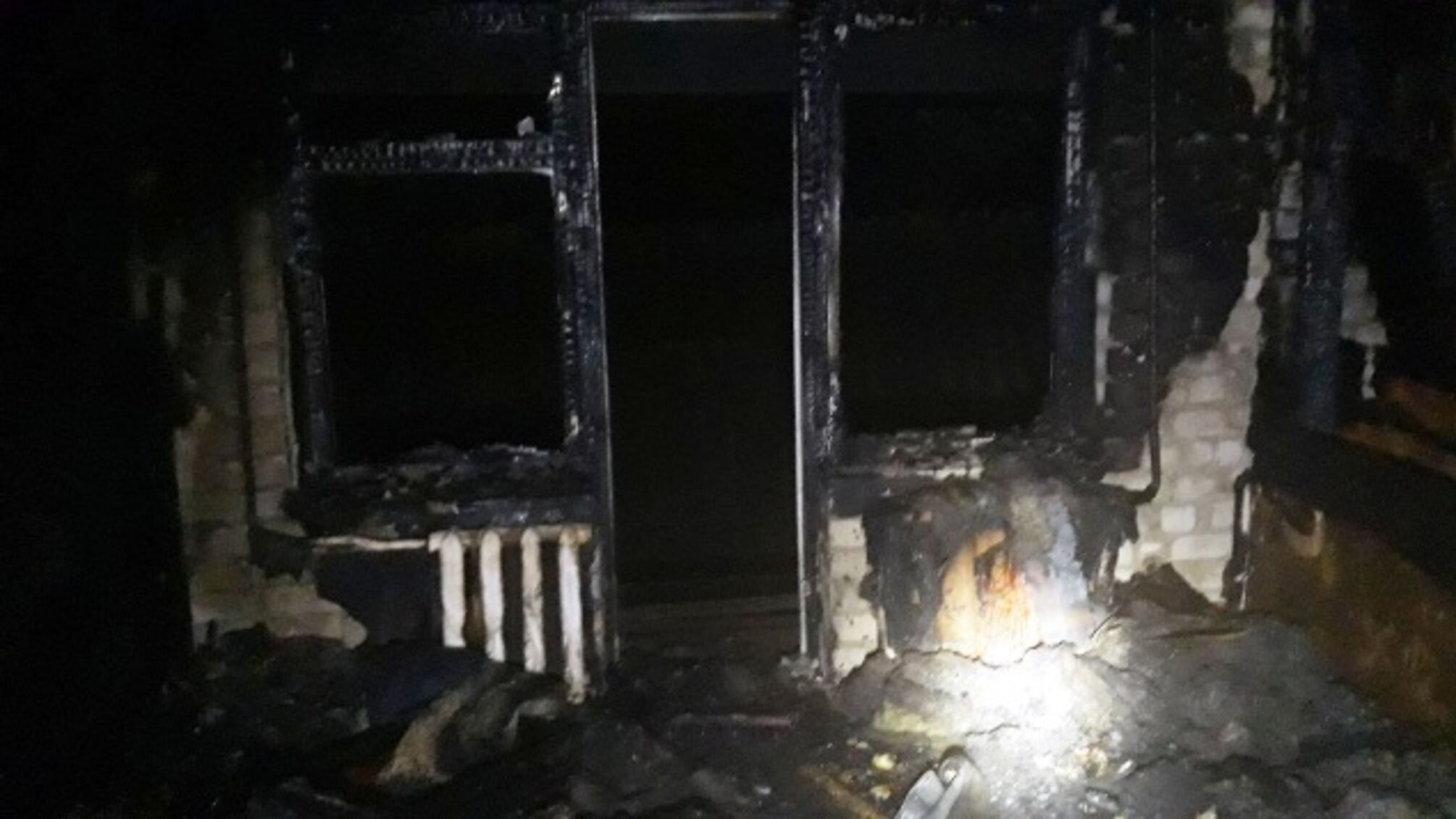 Житомир: вогнеборці врятували чоловіка під час пожежі в будинку на трьох господарів