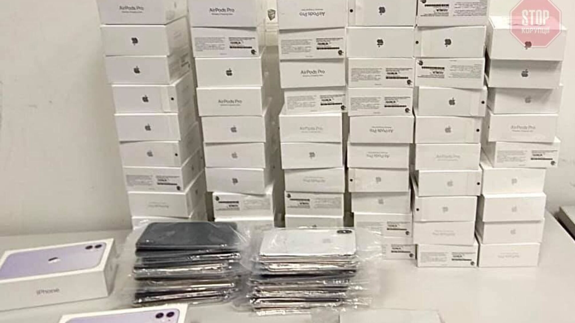 Понад сотню iРhones і півсотні навушників: у Борисполі пасажири з ОАЕ забув багаж на тисячі доларів (фото)