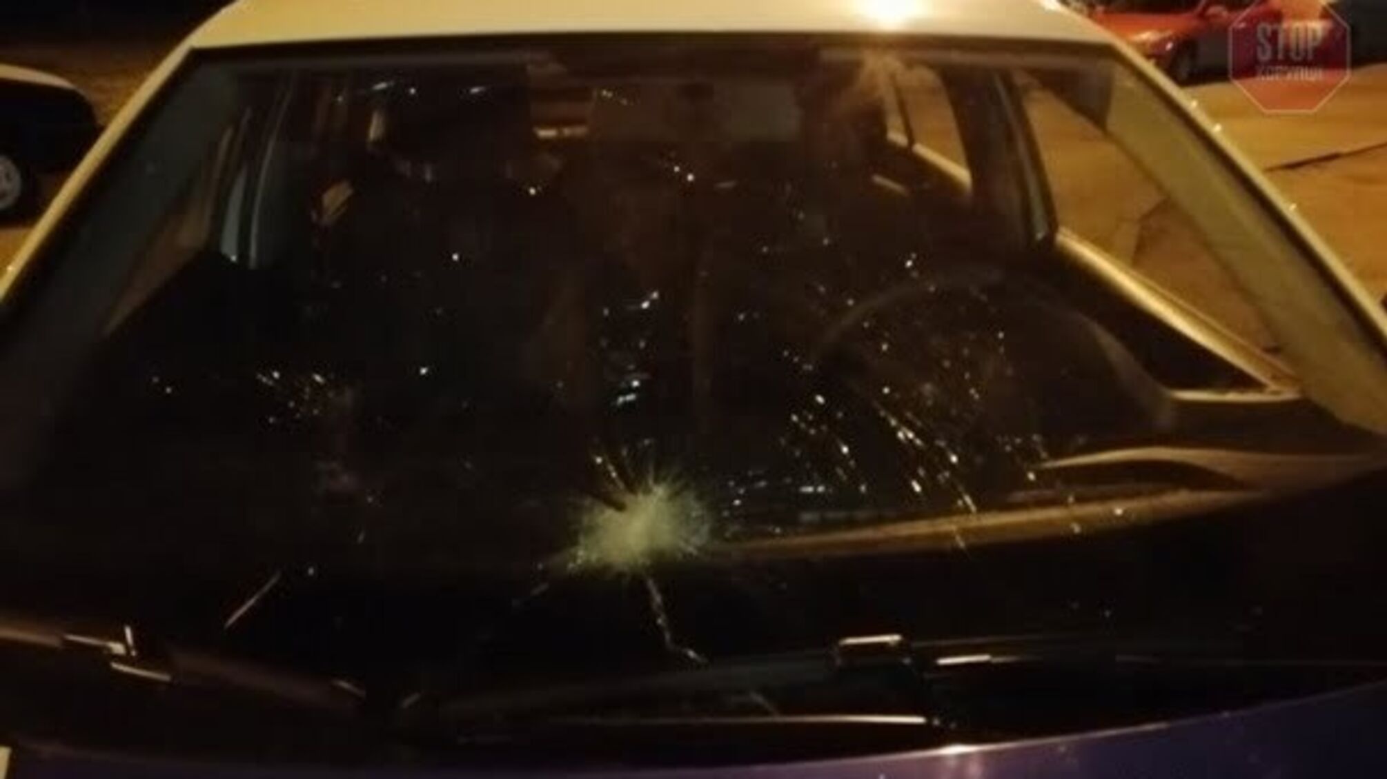 На Київщині чоловік відром розбив скло поліцейським та заховався в кущах