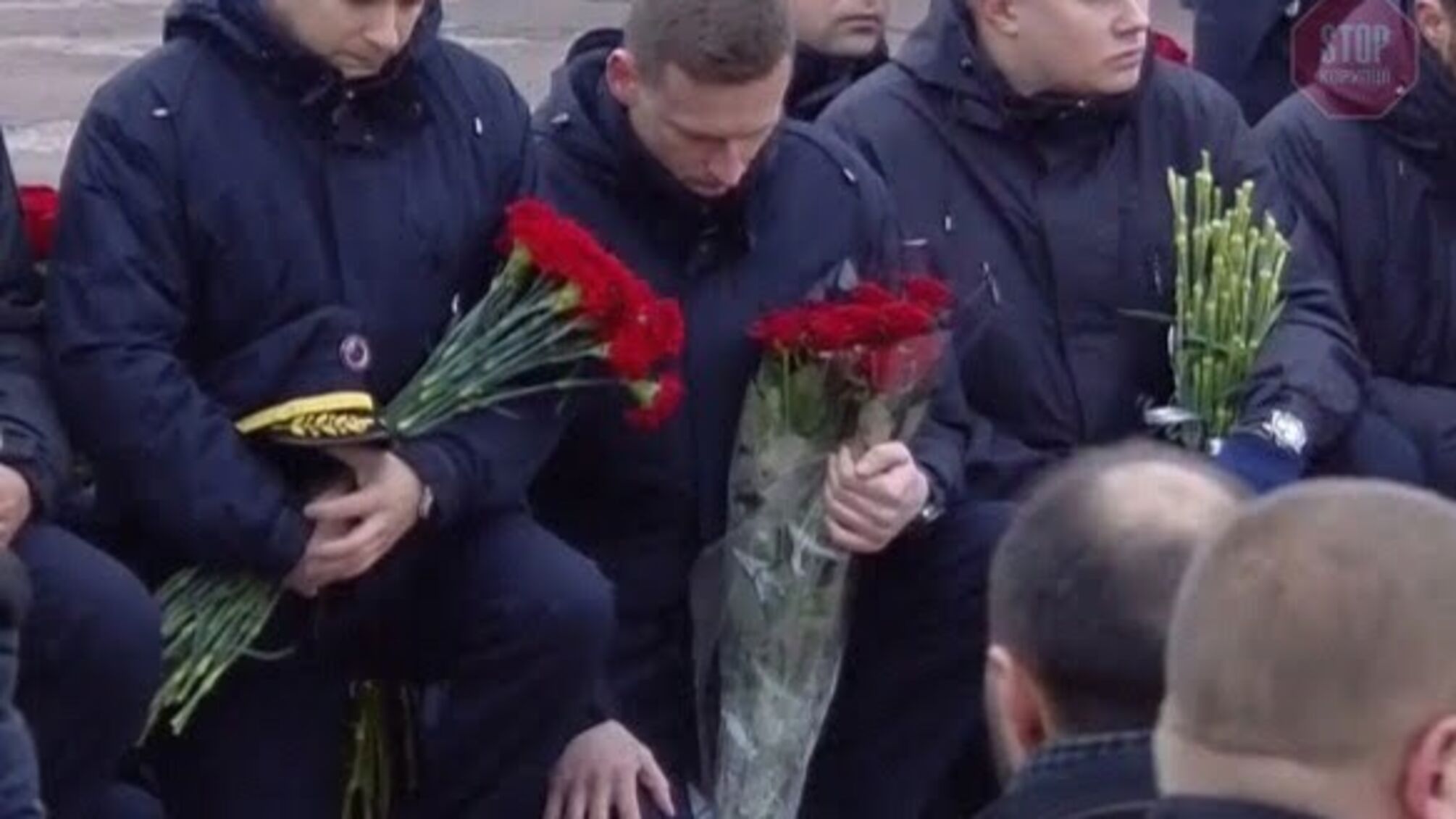Як в 'Борисполі' зустрічали родичі та колеги загиблих в авіакатастрофі (фото)