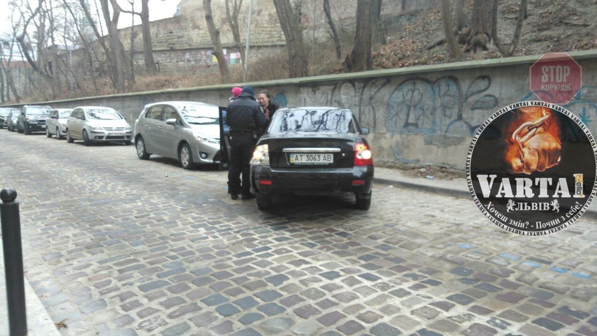 У Львові водійка збила стовпи та пошкодила припарковані авто (фото)