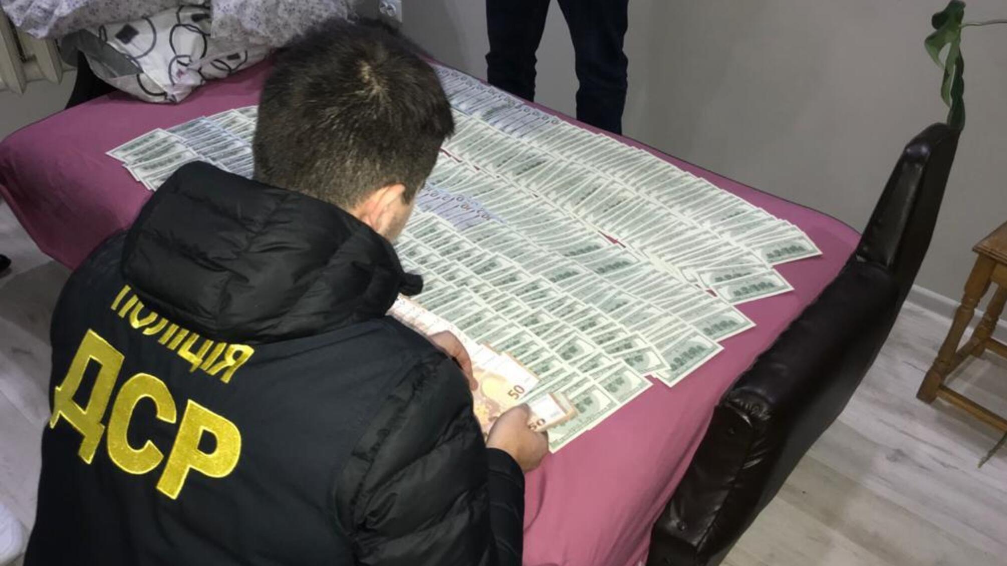 На Львівщині поліцейські викрили трьох осіб на вимаганні 50 тисяч доларів США