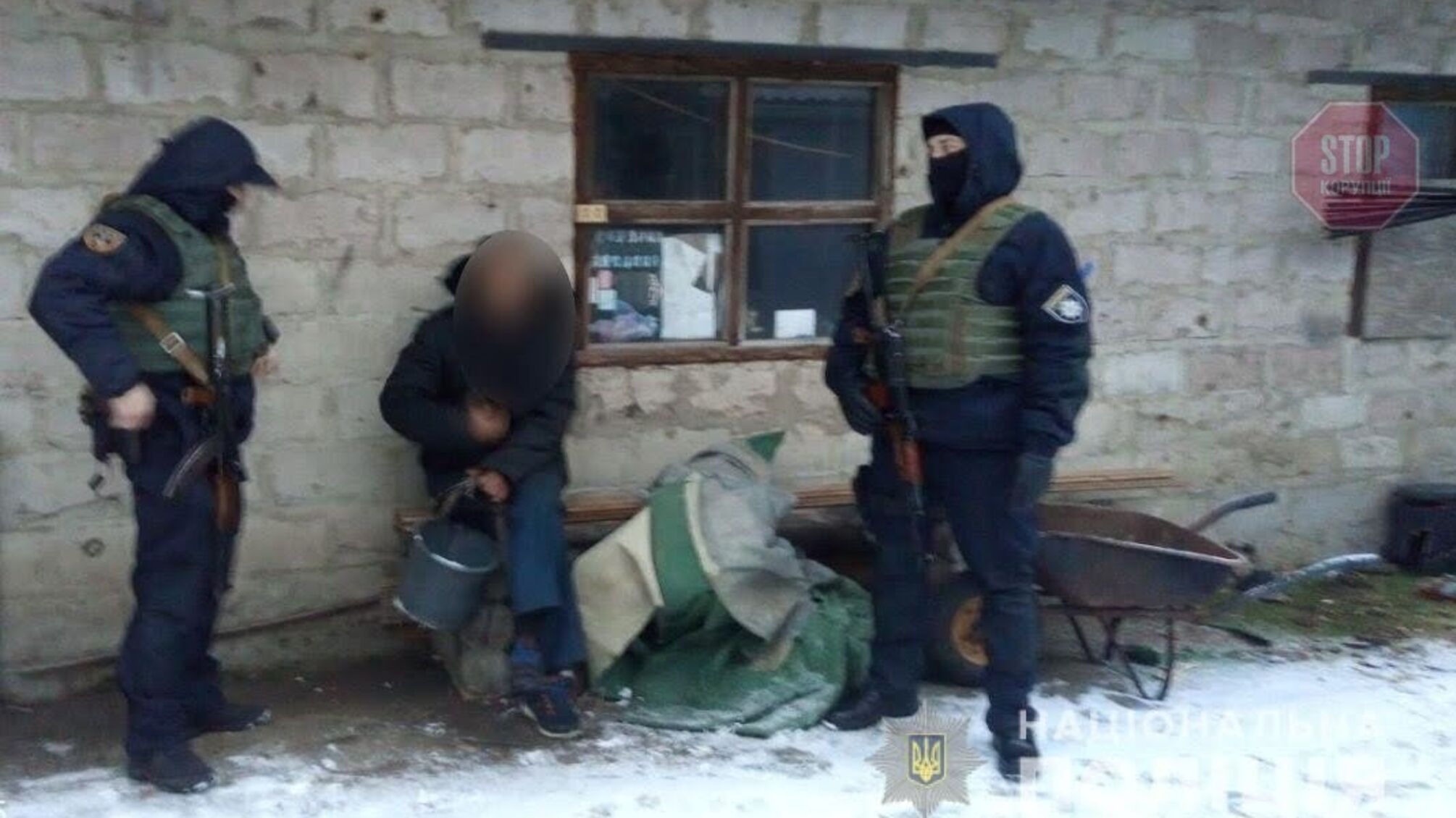 Наркотики, зброю та награблене майно знайшли поліцейські на Київщині у місцевого (фоторепортаж)