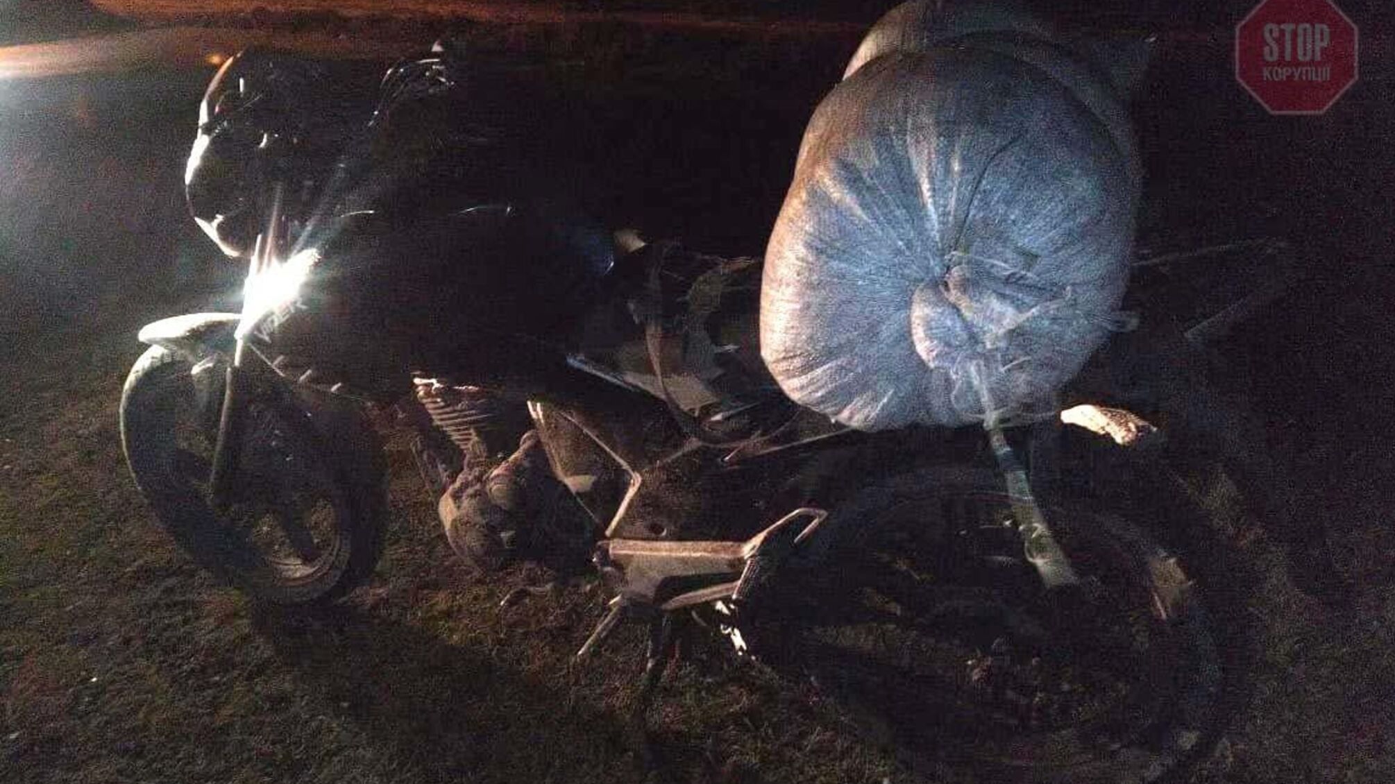 Віз незаконно добутий бурштин на мопеді: на Рівненщині затримали правопорушника