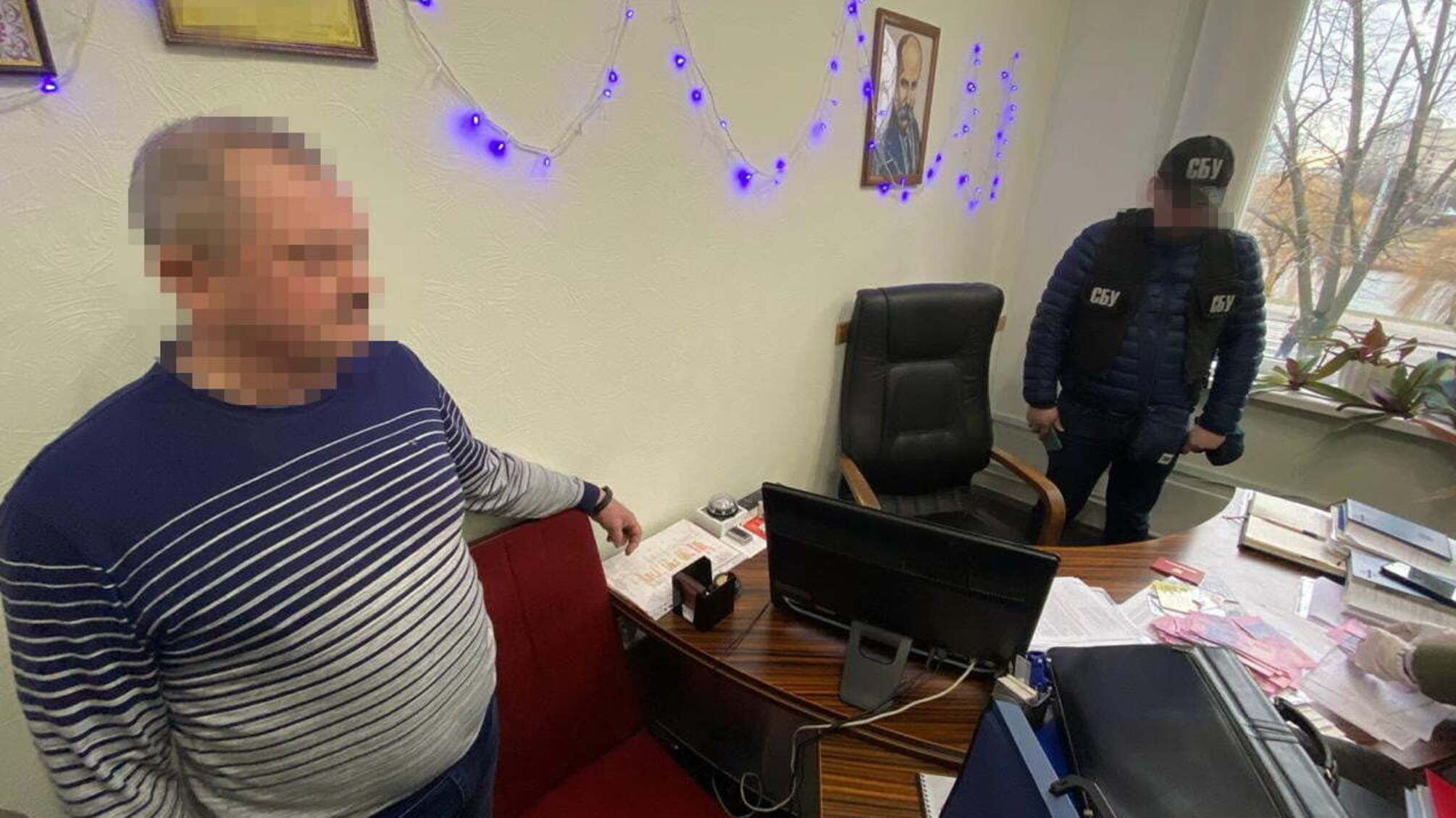 СБУ викрила на хабарах за розміщення реклами посадовця столичного комунального підприємства
