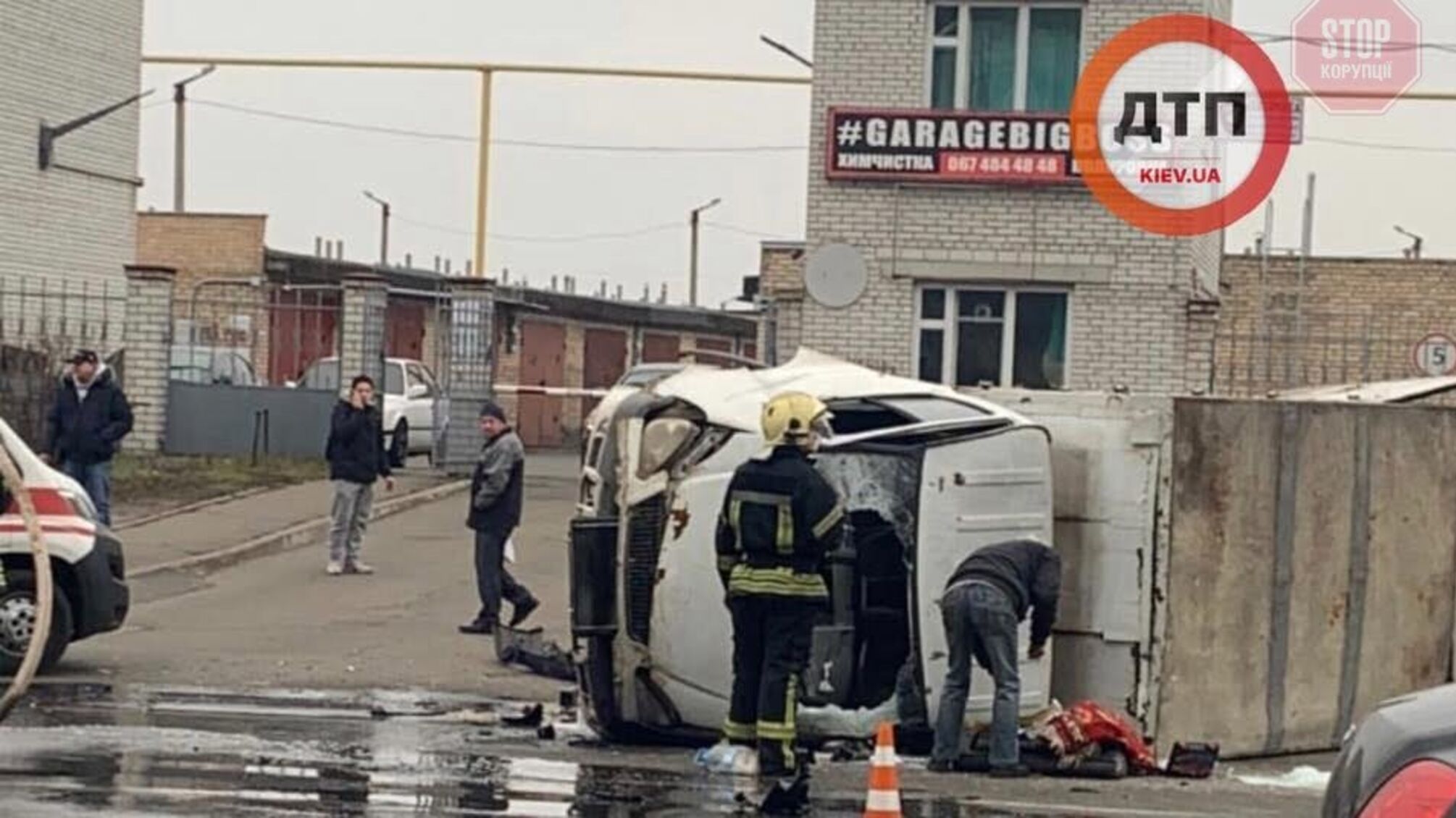Легковик перевернув вантажівку: ДТП з постраждалими в Києві