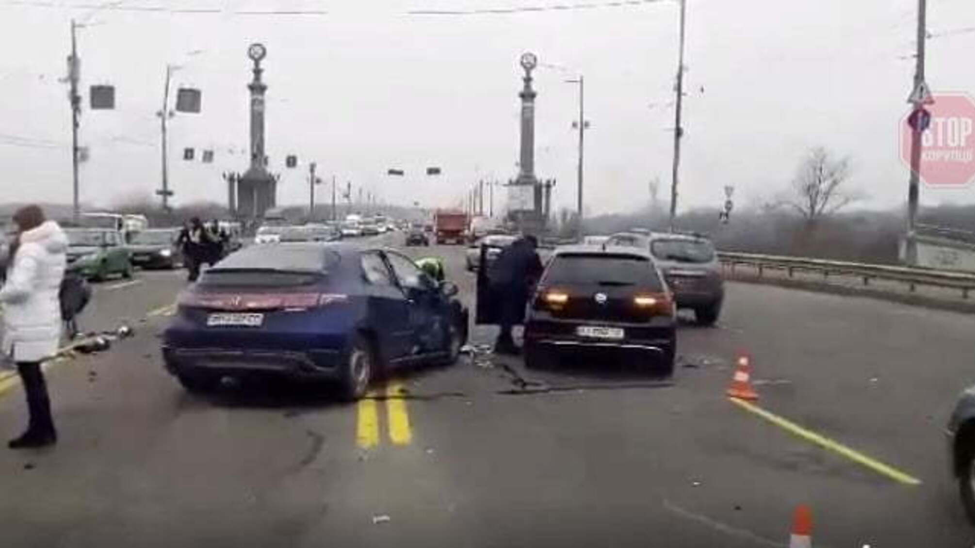 Їхав по реверсивній відімікненій смузі: в Києві зіштовхнулись 4 авто