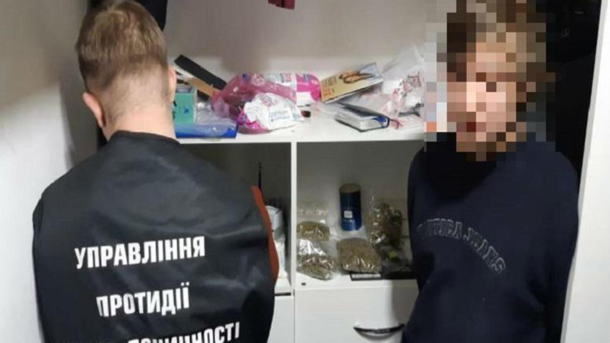 На столичному Печерську правоохоронці викрили групу наркозбувачів