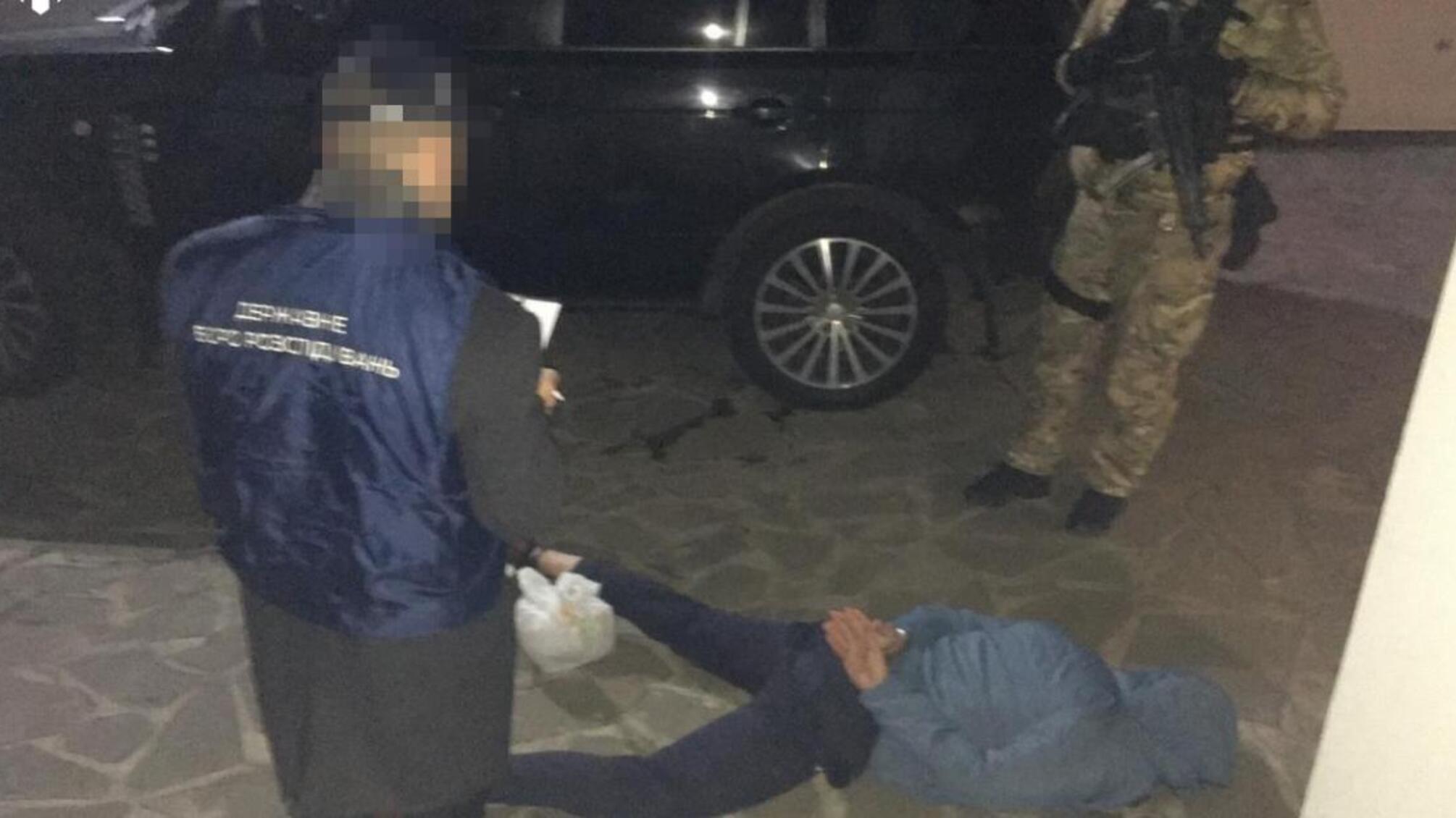 Вимагання 150 тисяч доларів США –  ДБР затримало поліцейського та його спільника
