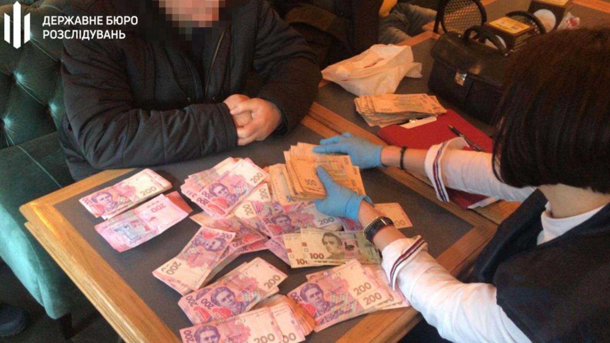 Шахрайство з підбурюванням дати хабар податківцю у 20 000 доларів США – ДБР затримало голову ГО