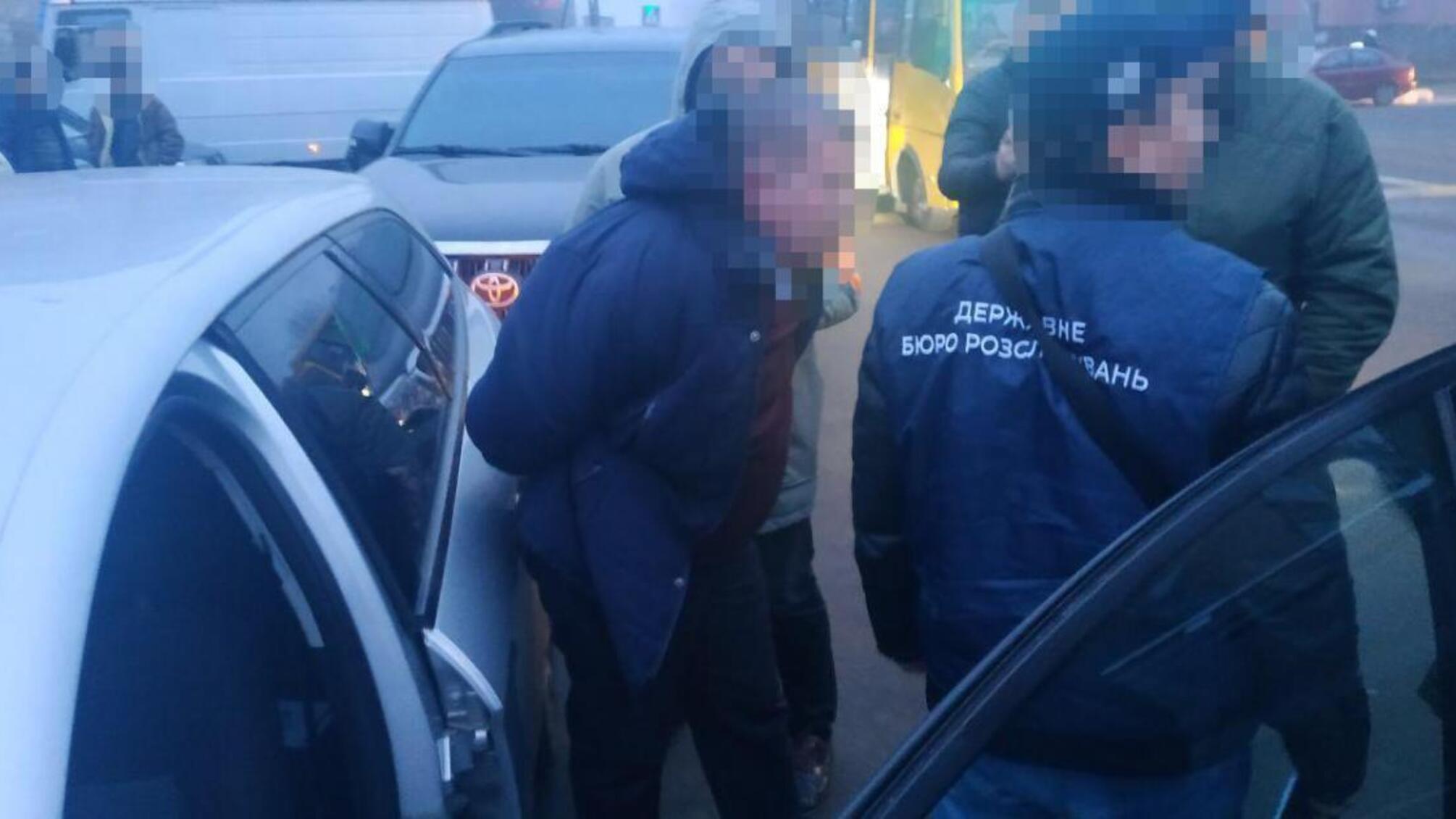 Щомісячні хабарі за «кришування» мобільної кав’ярні – ДБР затримало поліцейського