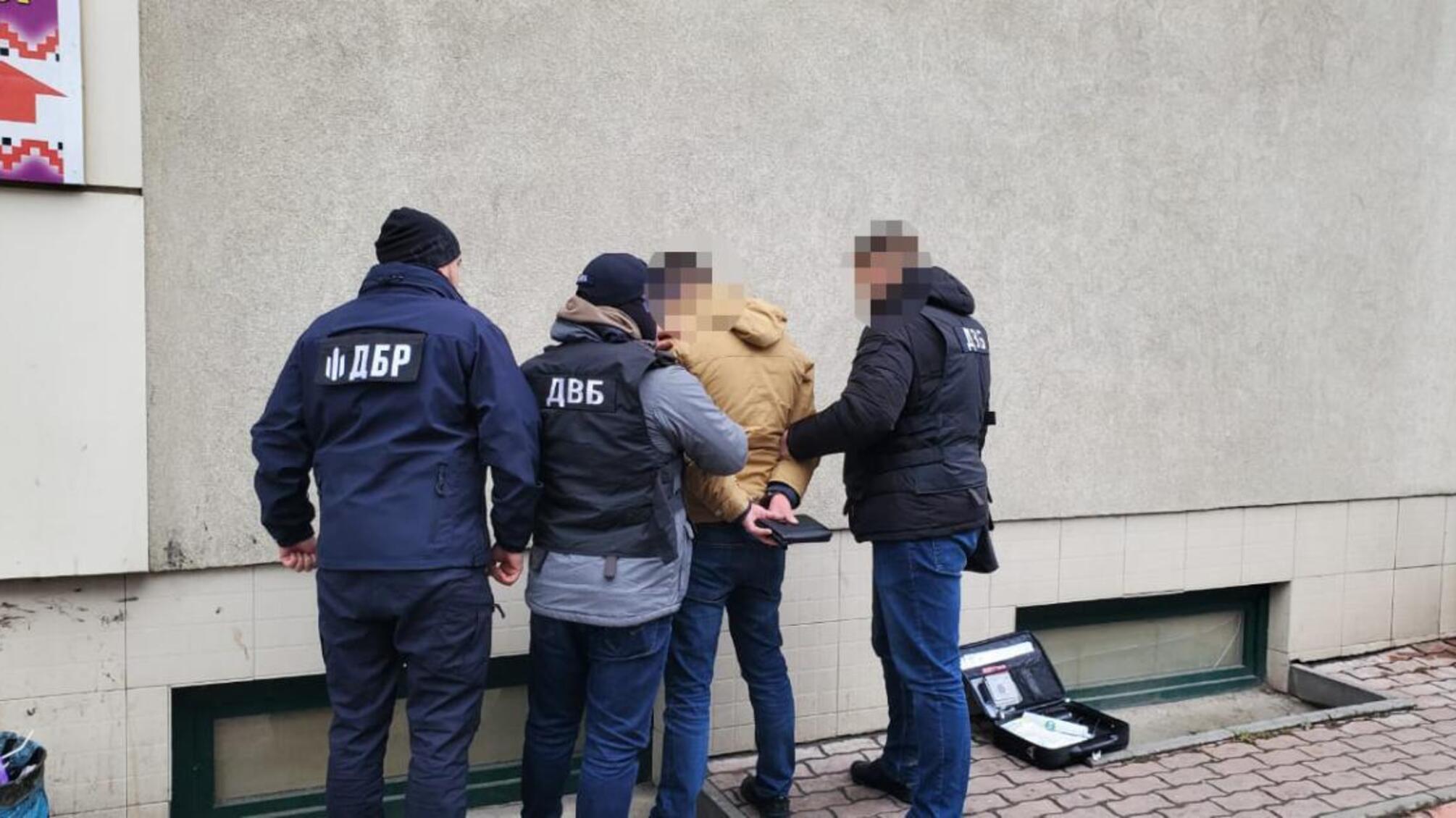 Підбурювання до надання 1000 доларів США хабара – ДБР затримало поліцейського