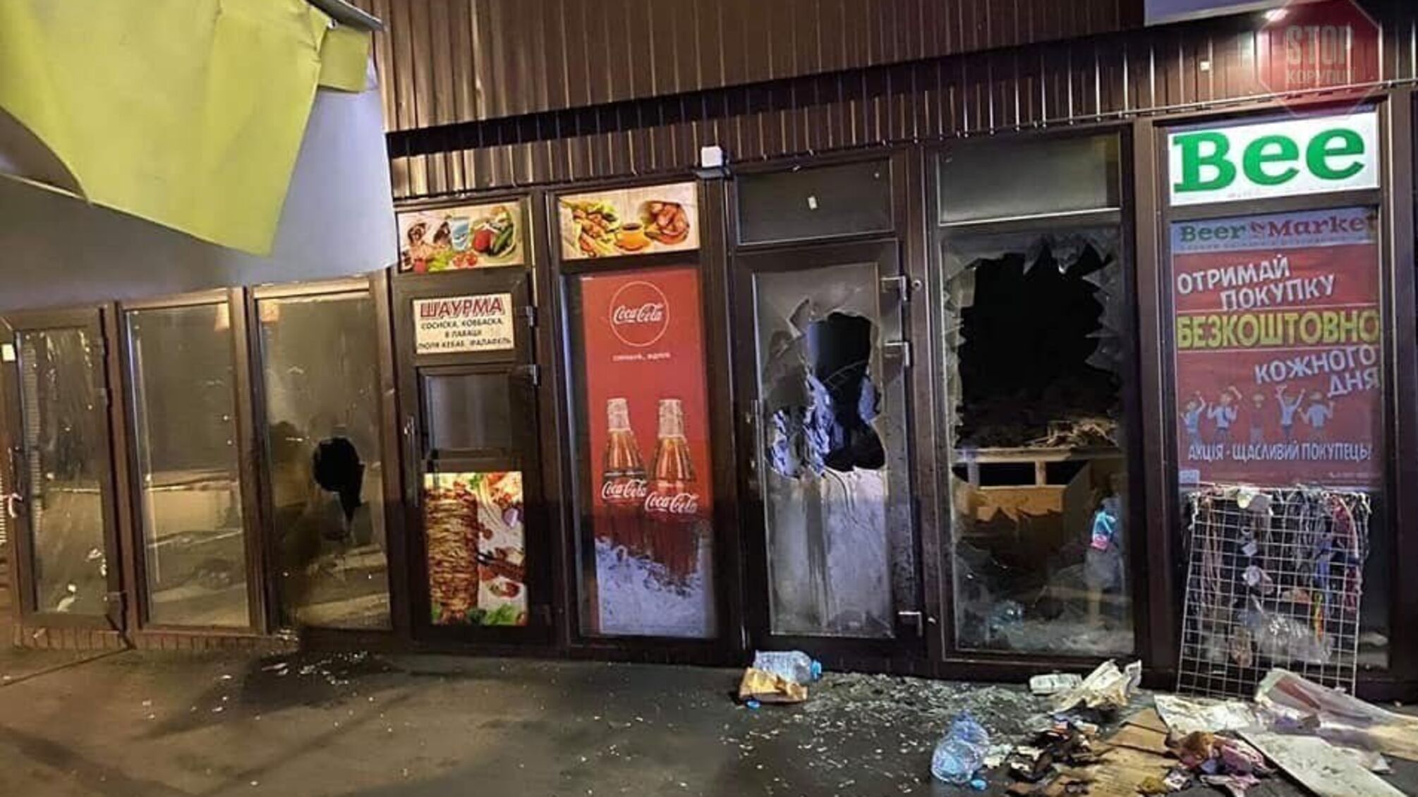 На столичній Троєщині невідомі з автомату Калашникова обстріляли кіоски (фото)