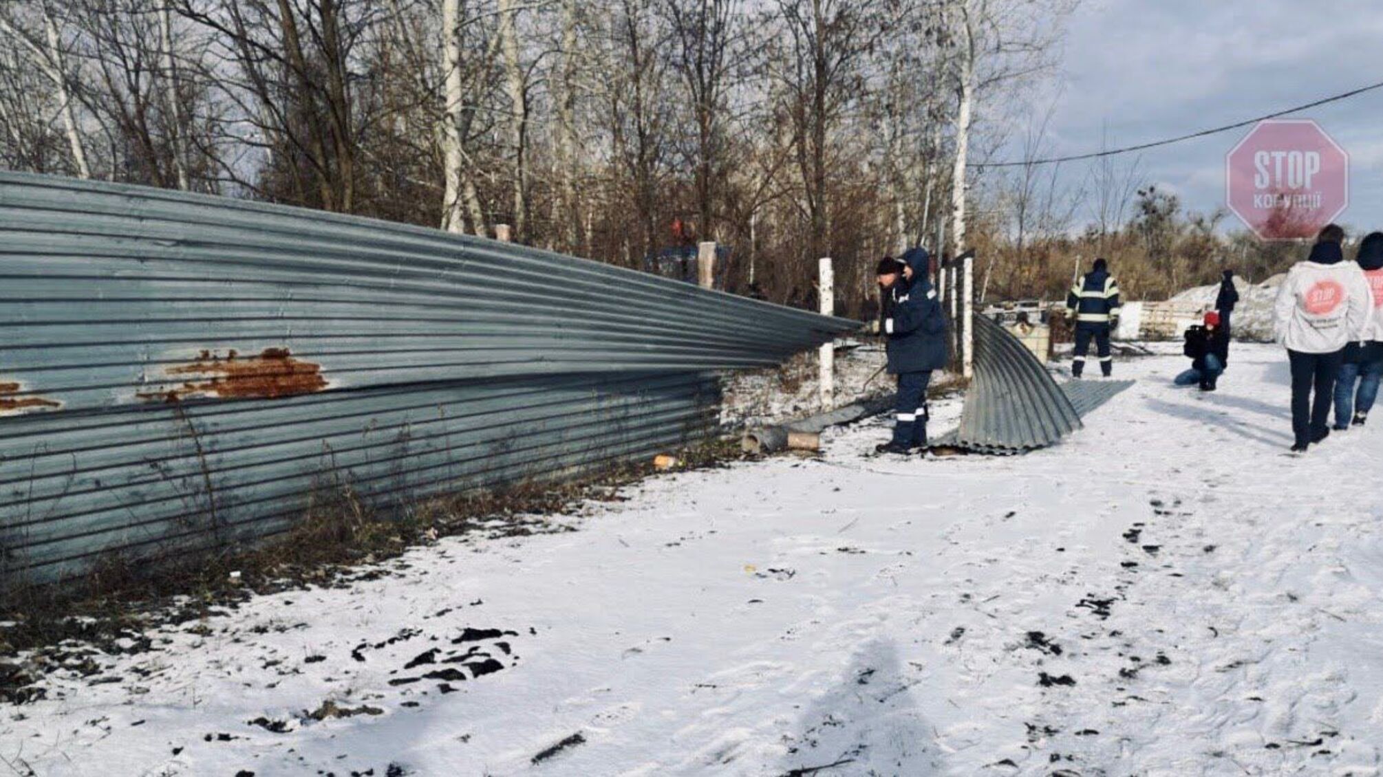 Крах буржуазії: у Києві зносять паркан, яким мешканці елітного ЖК відгородились від людей