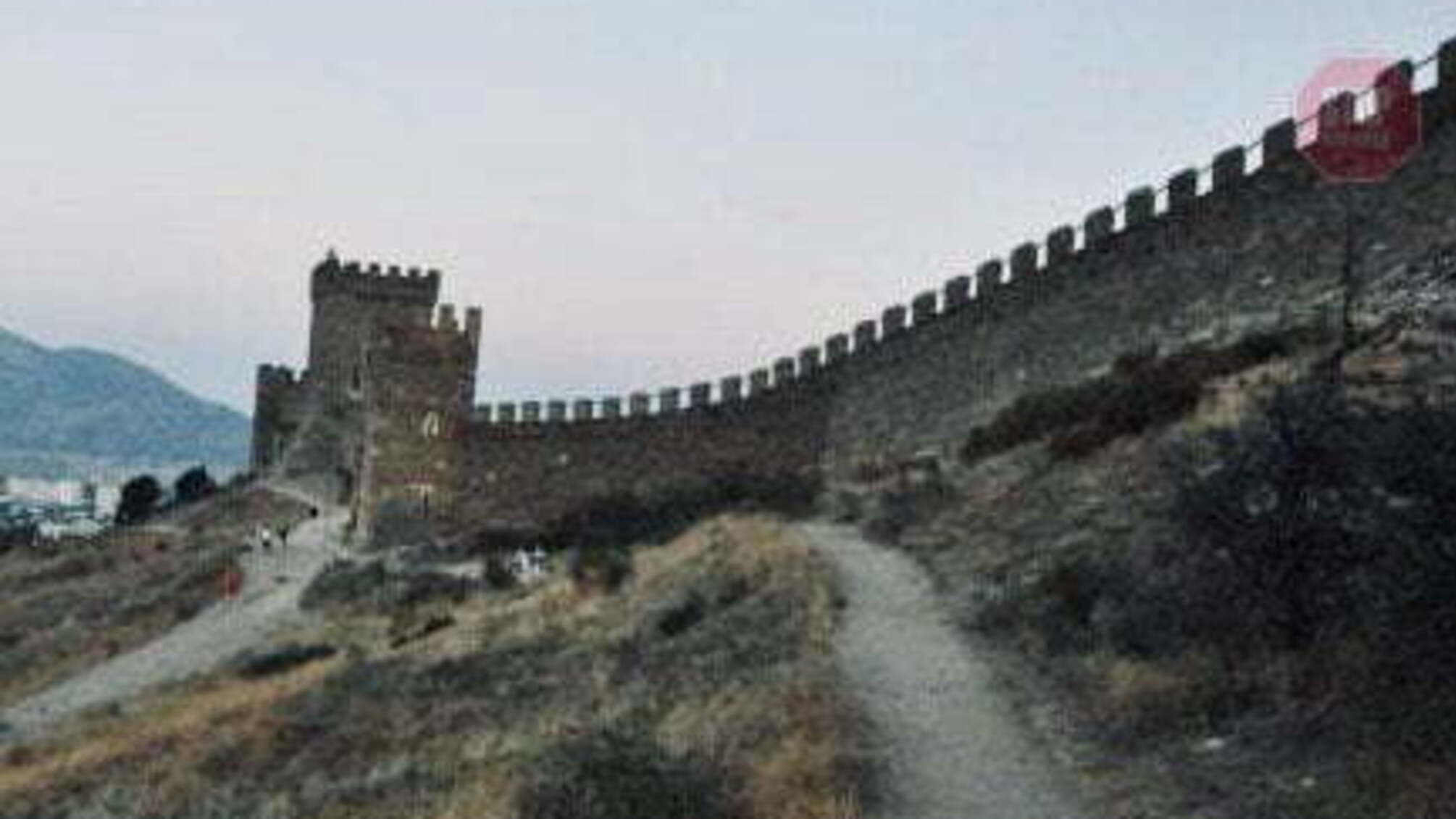 У Києві мешканці елітного ЖК будують оборонний мур від «простолюдинів» (відео)