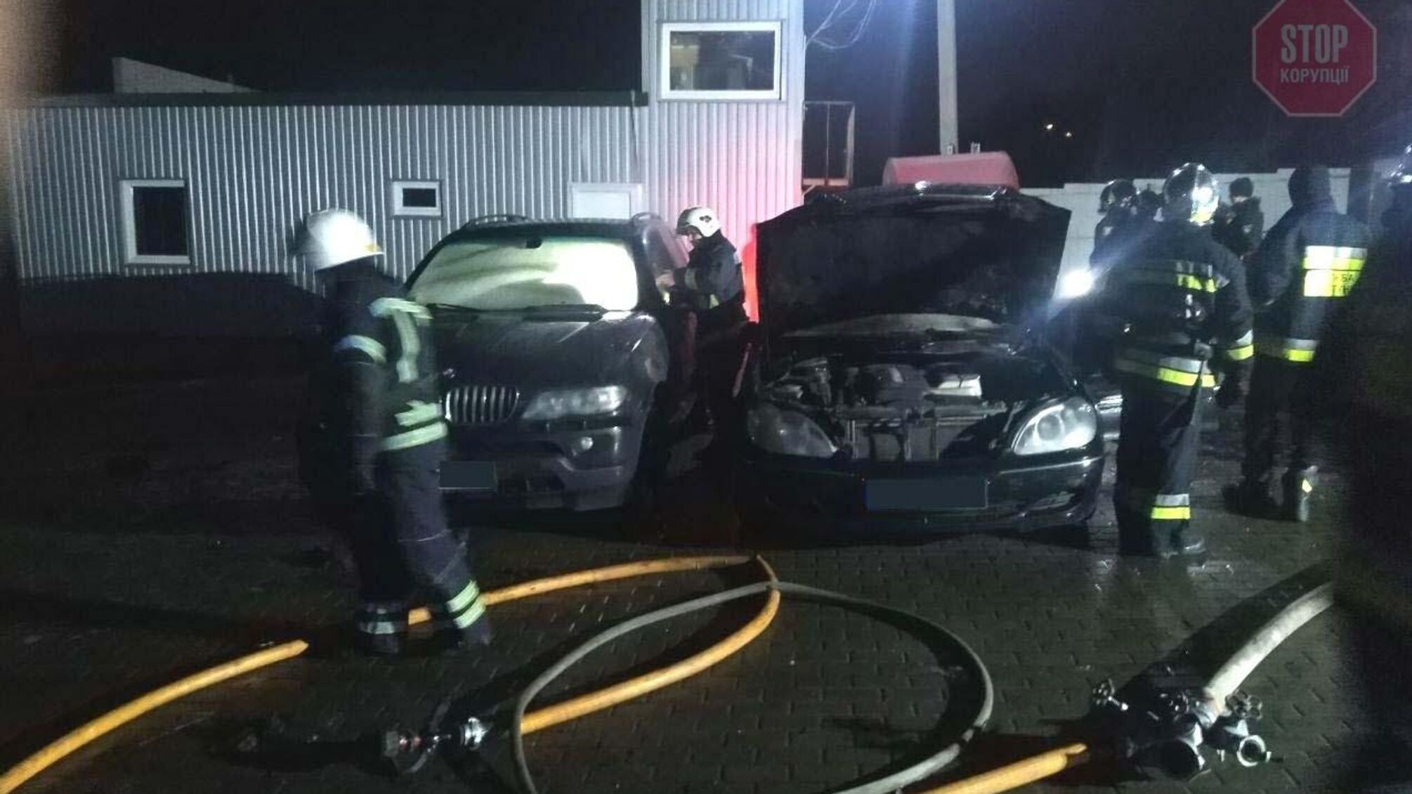 На Рівненщині підпалили дві автівки