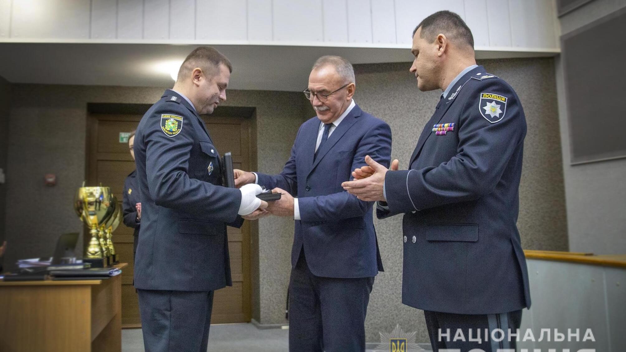 Харківського поліцейського, який врятував життя заручниці, заохотили відзнакою МВС