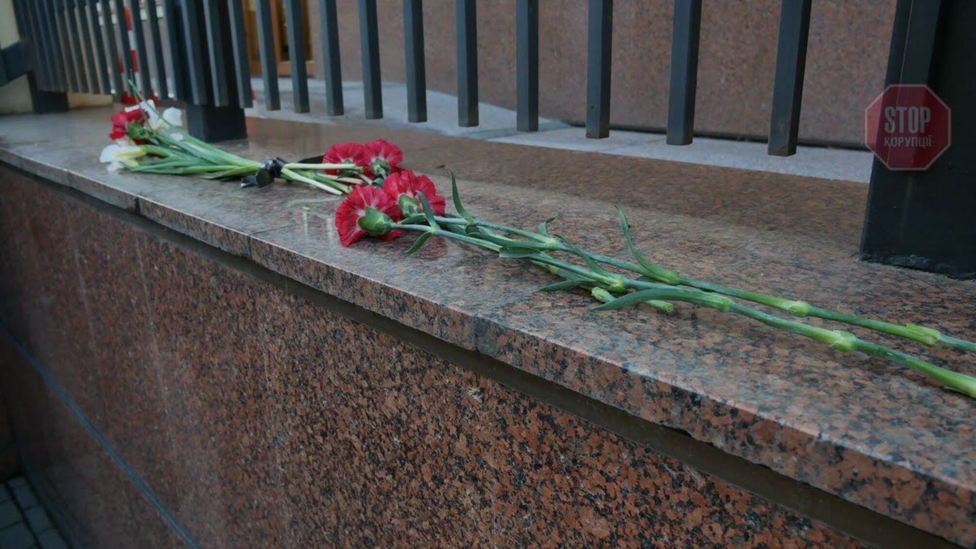 В Києві до посольства Ірану люди несуть квіти