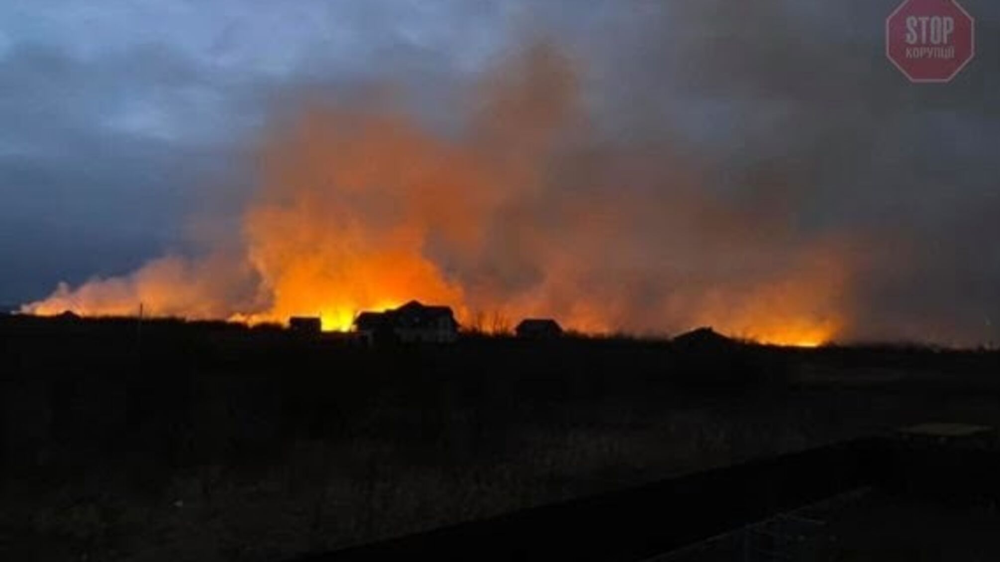 У Івано-Франківську масштабна пожежа: ймовірно горить трава (фото)