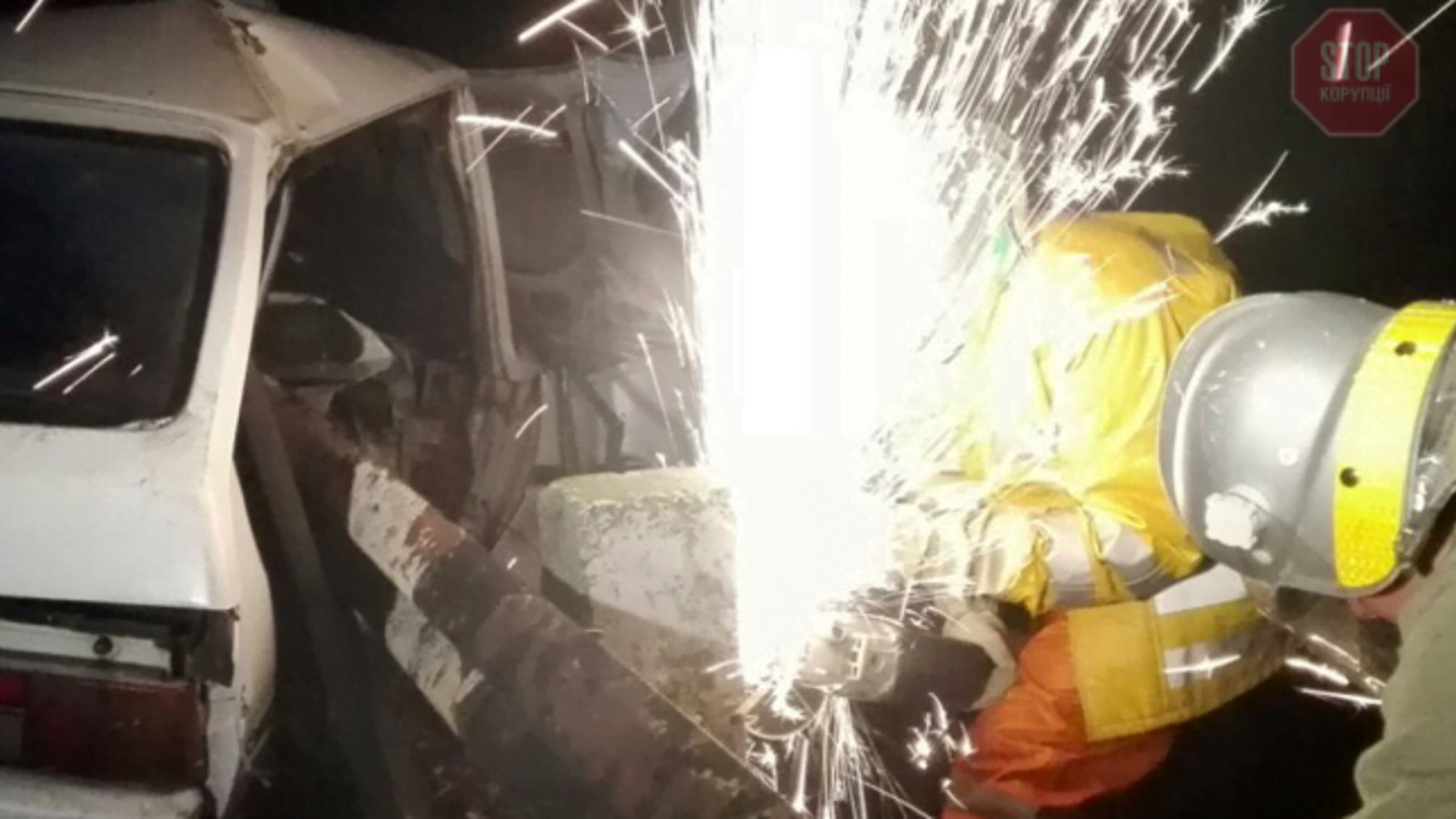 На Дніпропетровщині рятувальники деблокували загиблого у ДТП водія (фото)