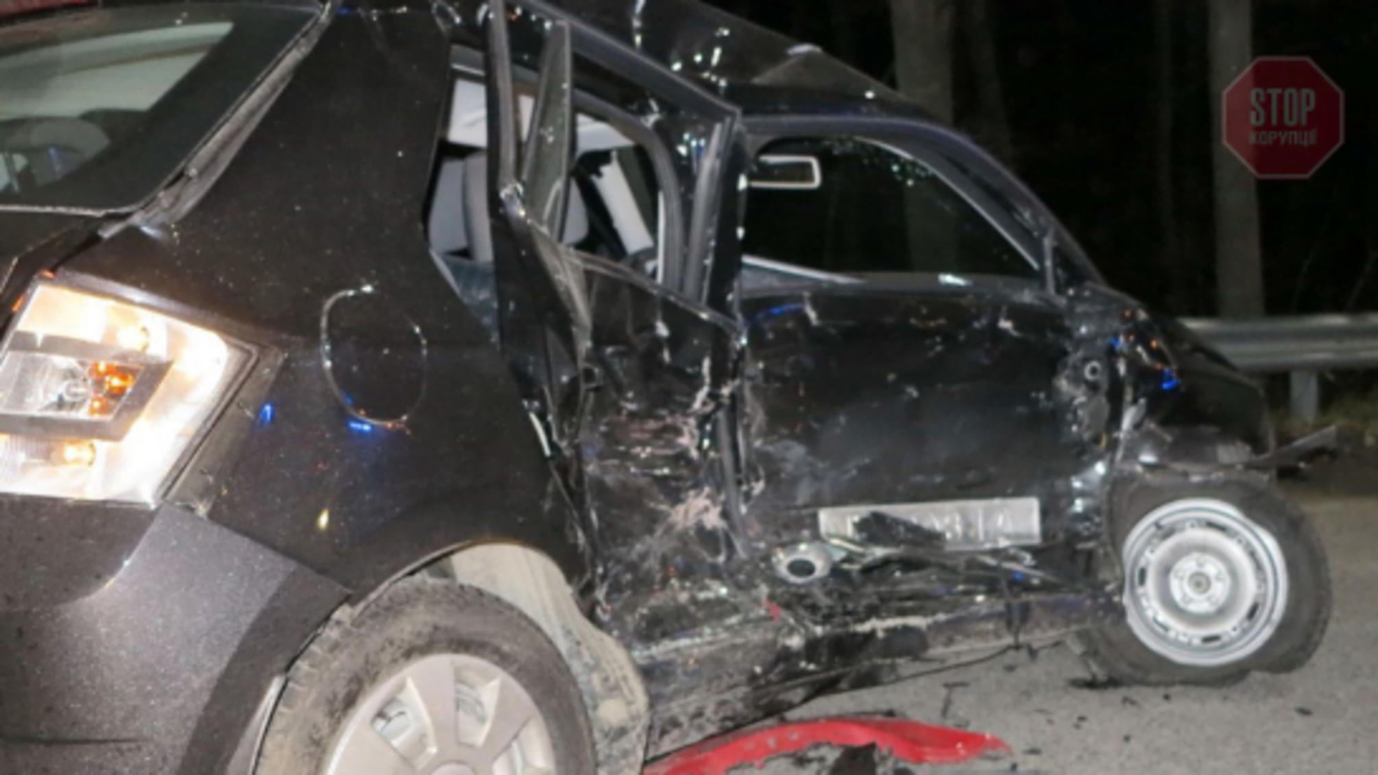 У Києві сталося ДТП: водій у важкому стані (фото)