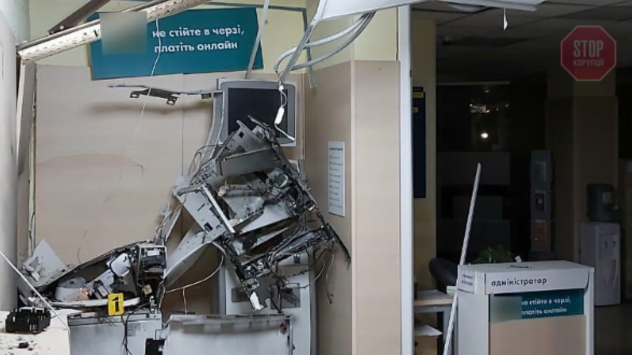 У Харкові невідомі заради грошей підірвали банкомат (фото, відео)