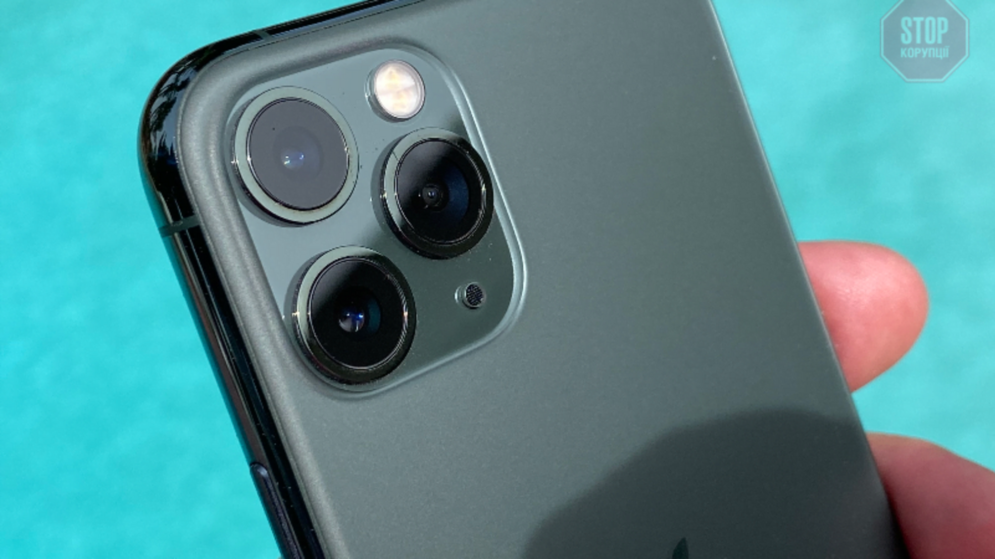 В Одесі у чоловіка вирвали iPhone 11: пограбували прямо у відділенні пошти