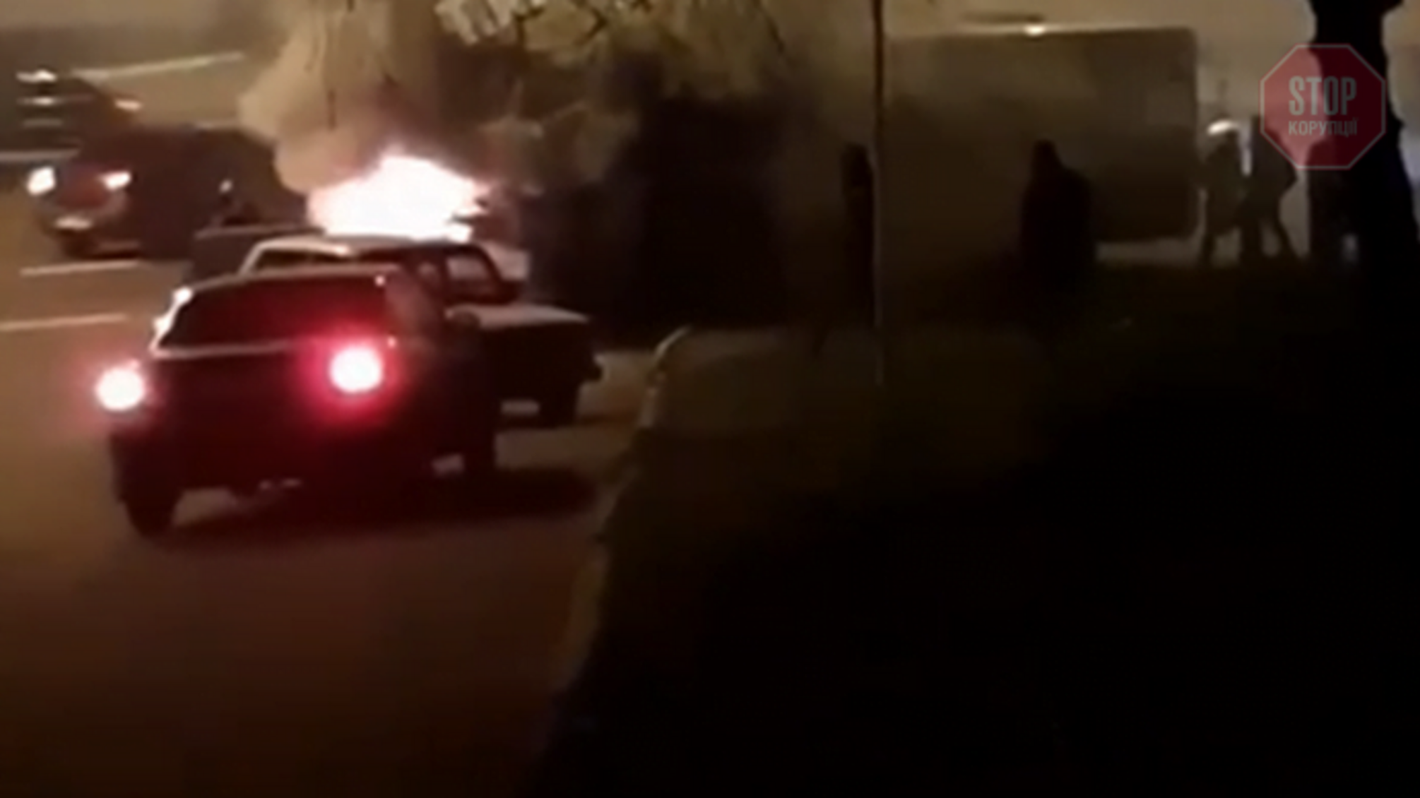 У Дніпрі загорівся автобус, який перевозив людей (відео)
