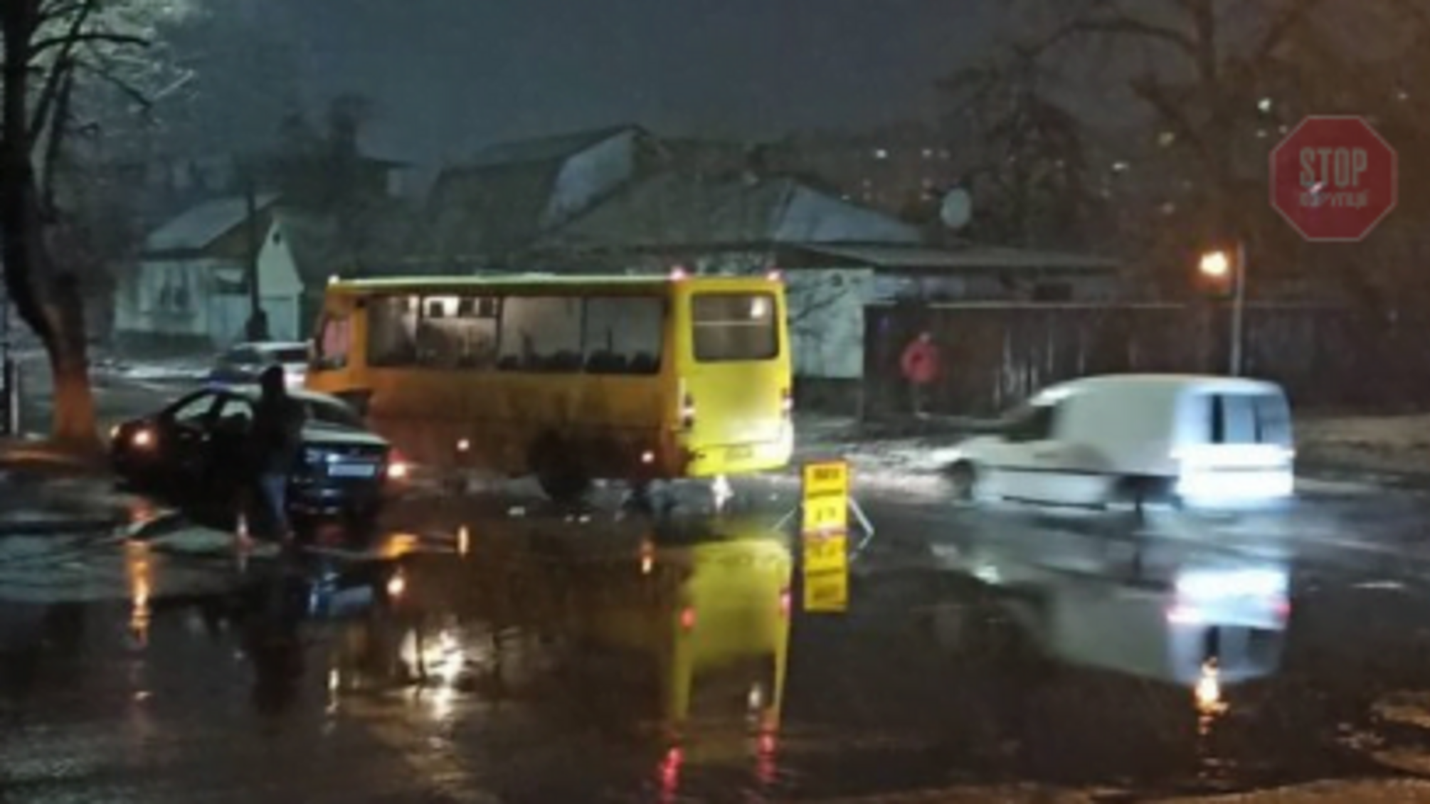 У Черкасах автобус зіткнувся з легковиком, є постраждала (фото)