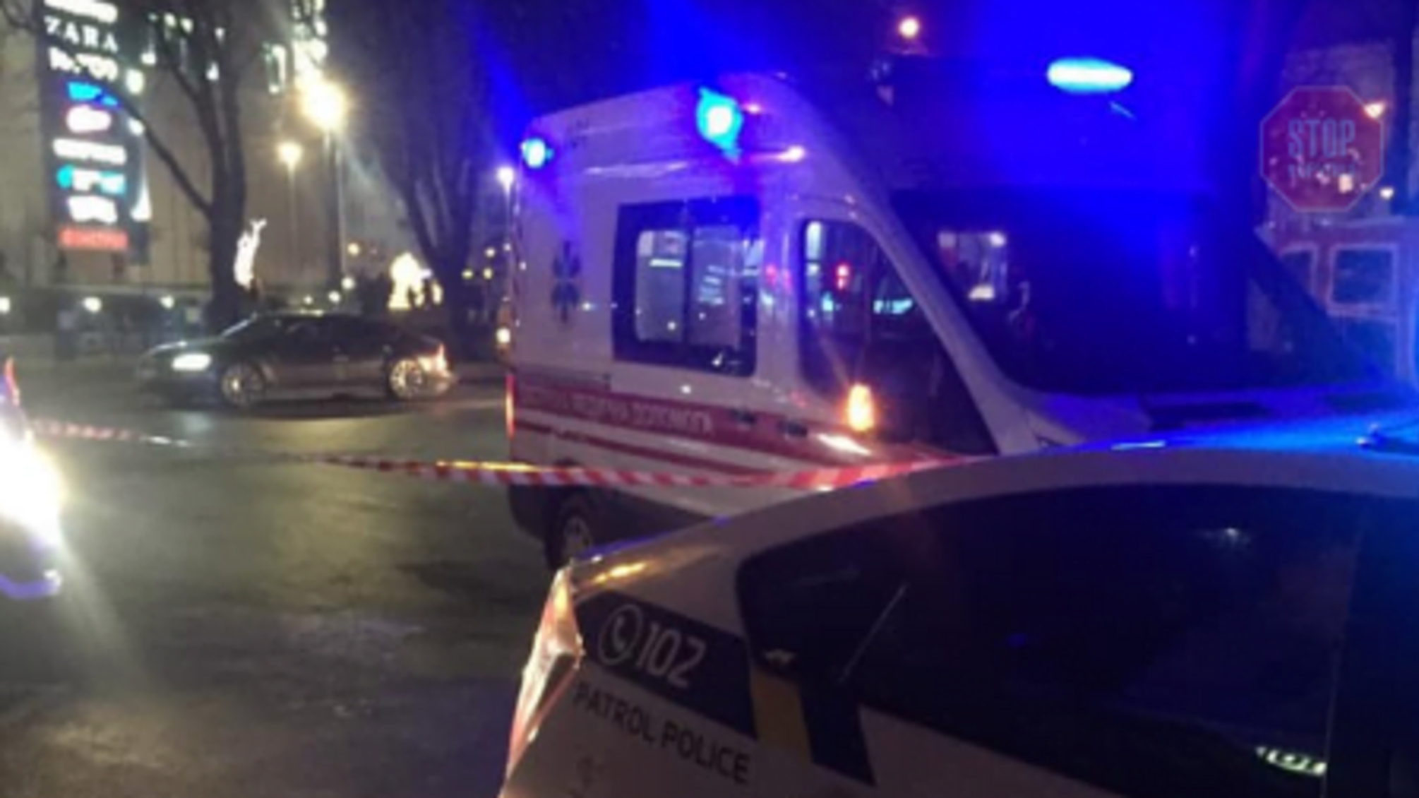 Іномарка у Львові влетіла в зупинку з людьми: фото і деталі про потерпілих