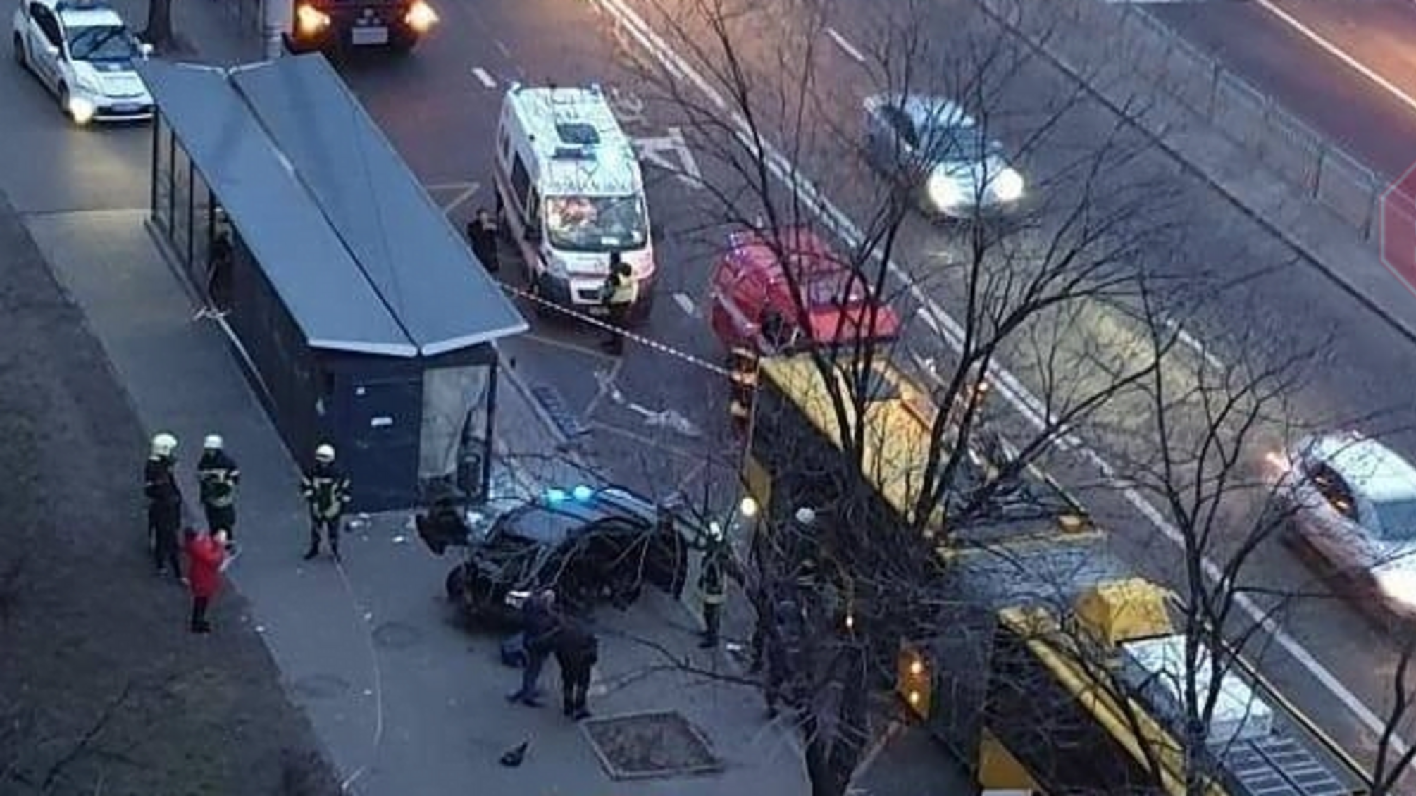 У Києві авто на швидкості влетіло в зупинку з людьми: відео смертельної аварії