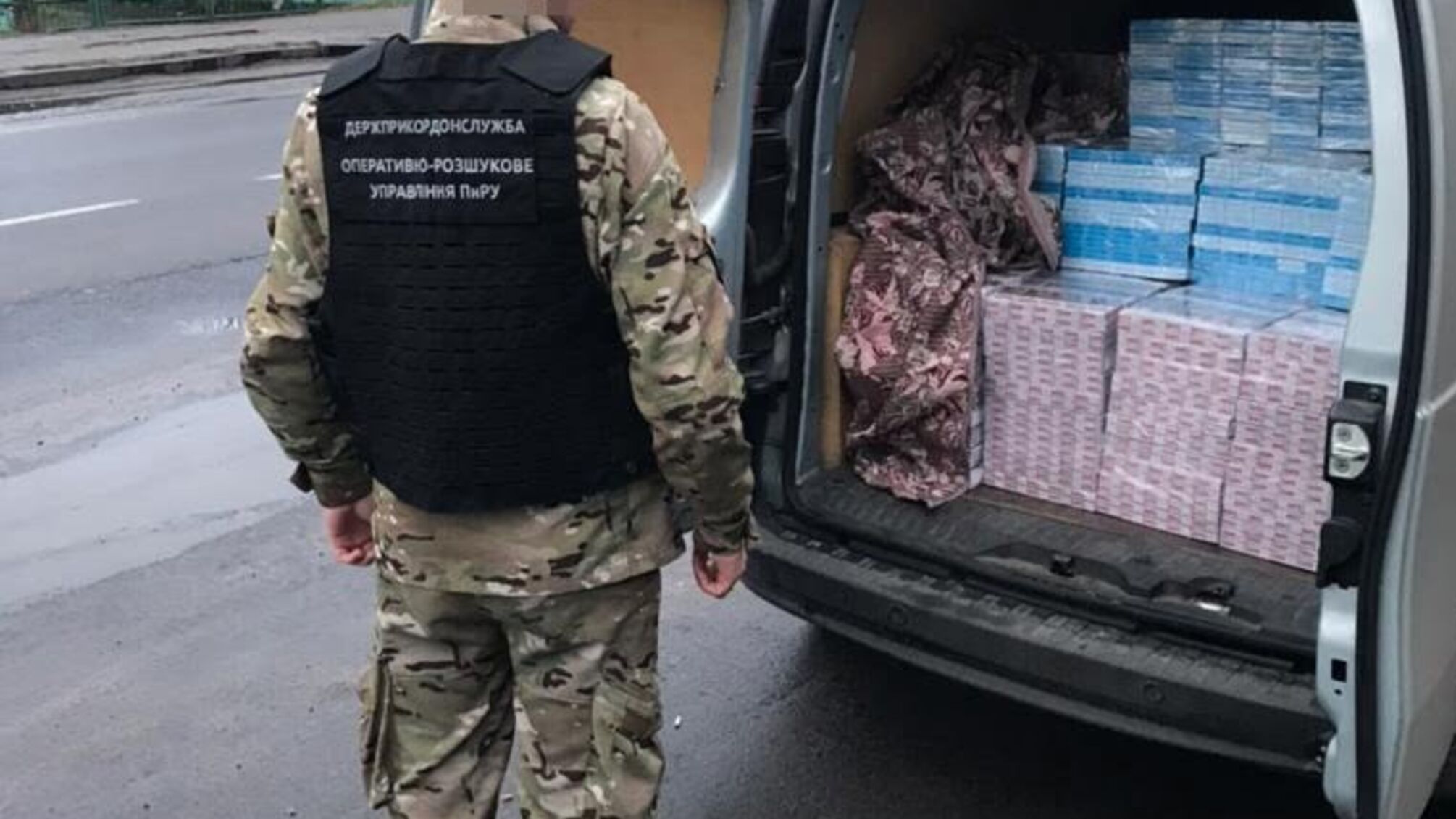 Віз контрабандні цигарки: на кордоні з Україною затримали автівку вщент запаковану сигаретами