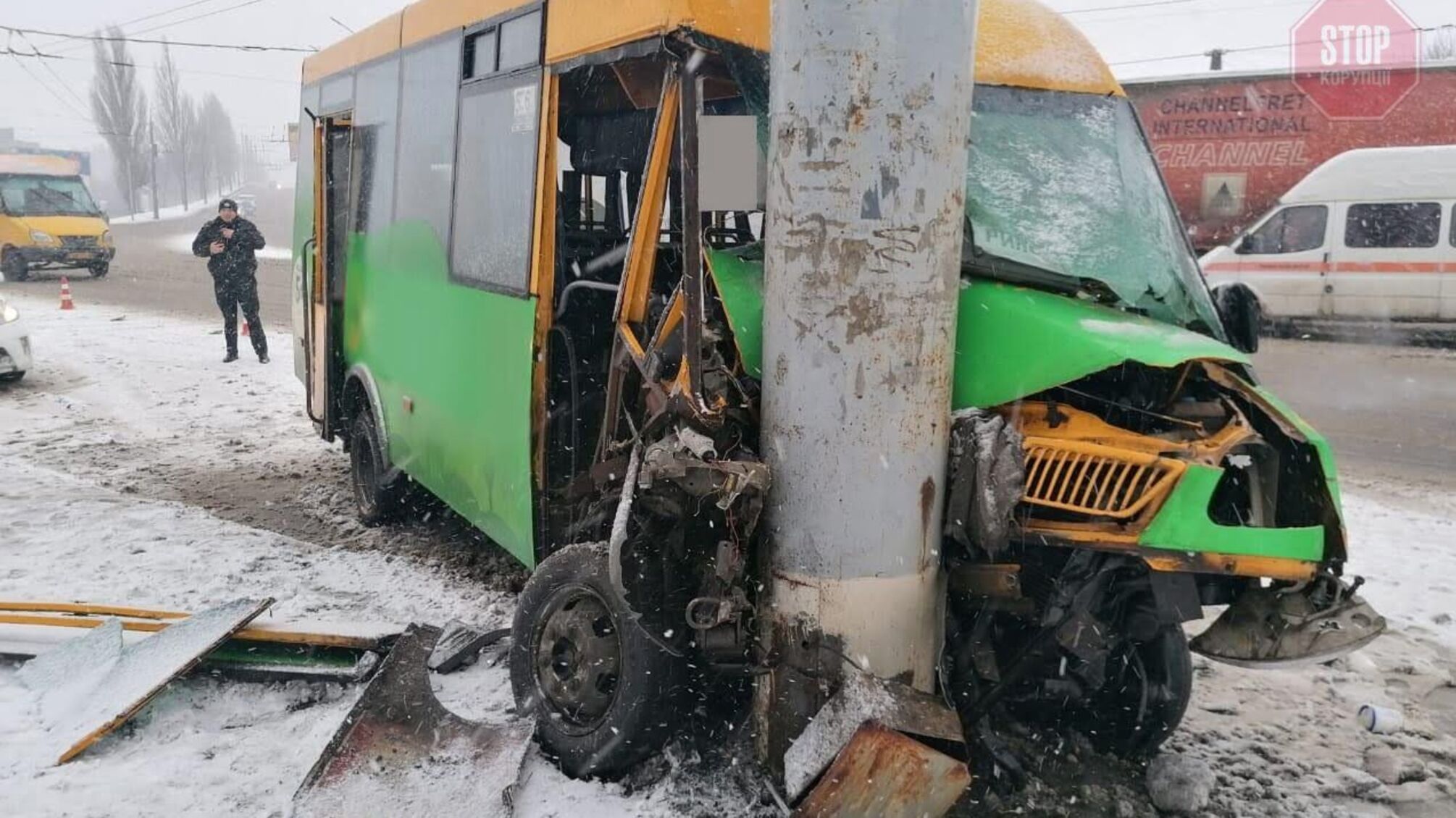 ДТП через негоду: в Сумах маршрутка врізалась у стовп, постраждало 9 людей