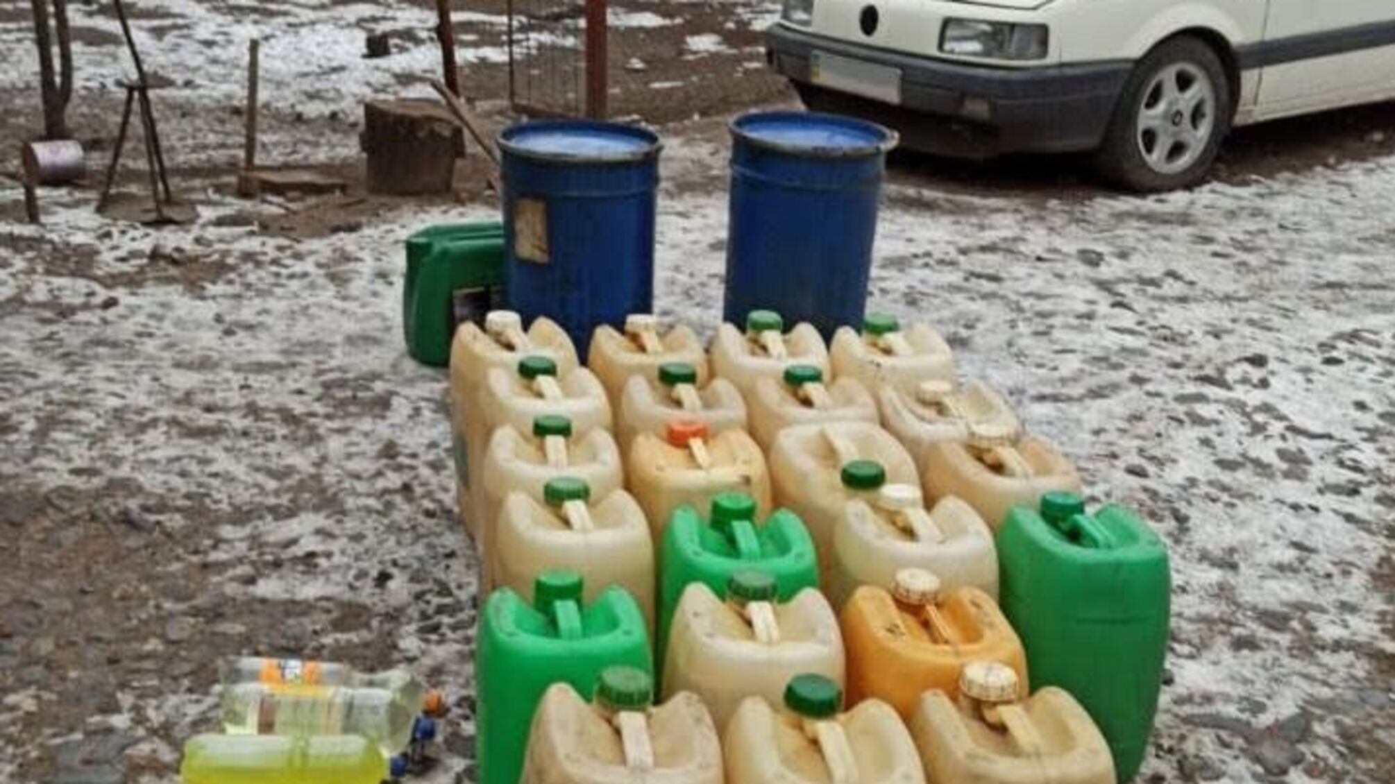 Наражав сусідів на небезпеку: на Сумщині затримали власника підпільної автозаправки (фото)