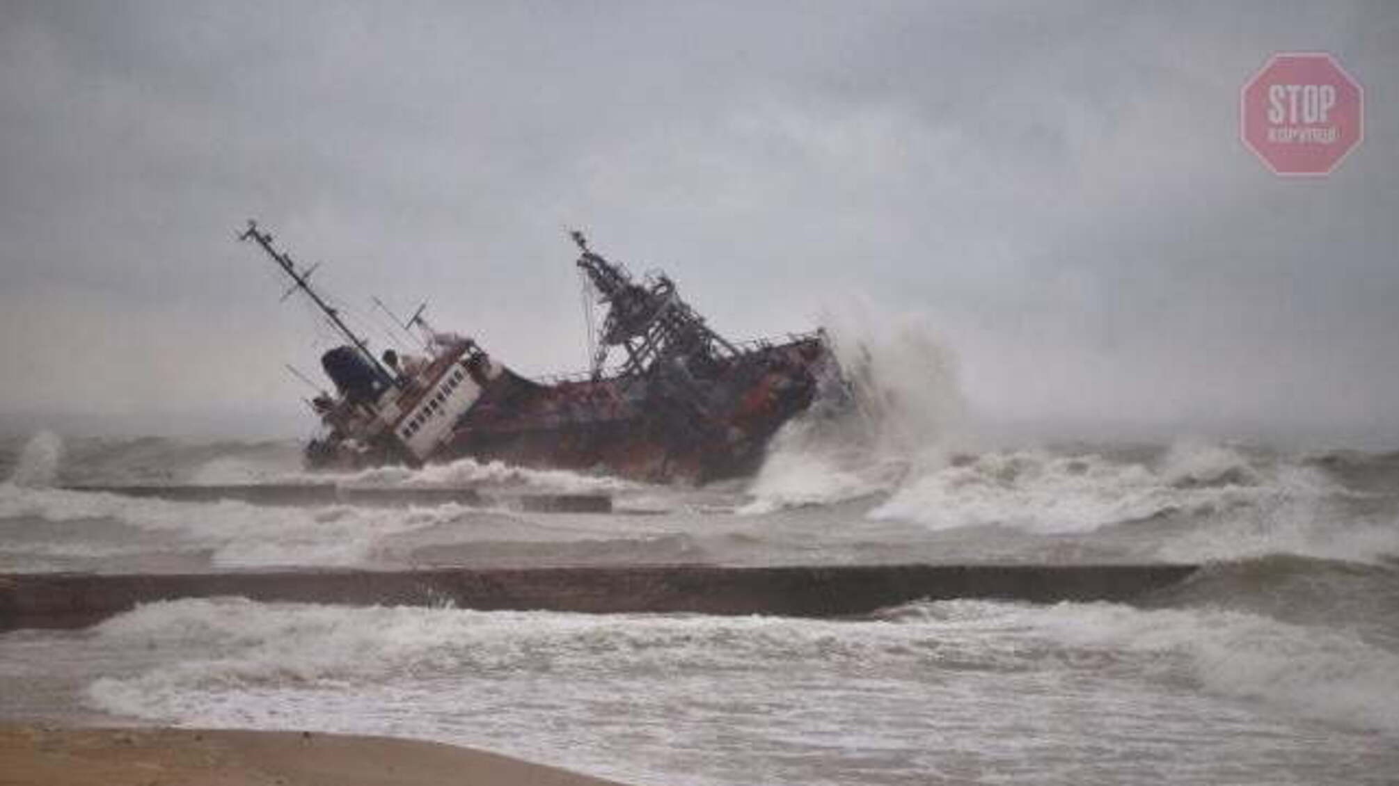 Держекоінспекція повідомила, коли з одеського пляжу заберуть затонулий танкер